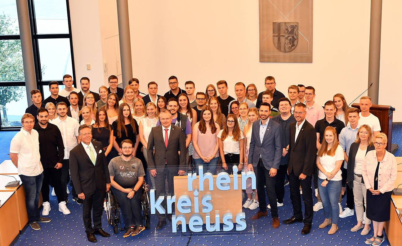  Landrat Hans-Jürgen Petrauschke, Personalamtschef Jörg Arndt und Ausbildungsleiter Alexander Schiffer freuen sich über die Auszeichnung.