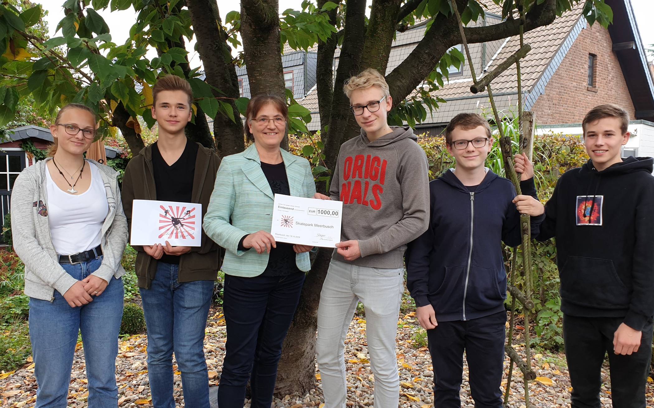 Die Jugendlichen mit Hanne Jäger vom Bestattungsinstitut Jäger. Sie hat jetzt 1000 Euro gespendet und bringt sich mit ein.