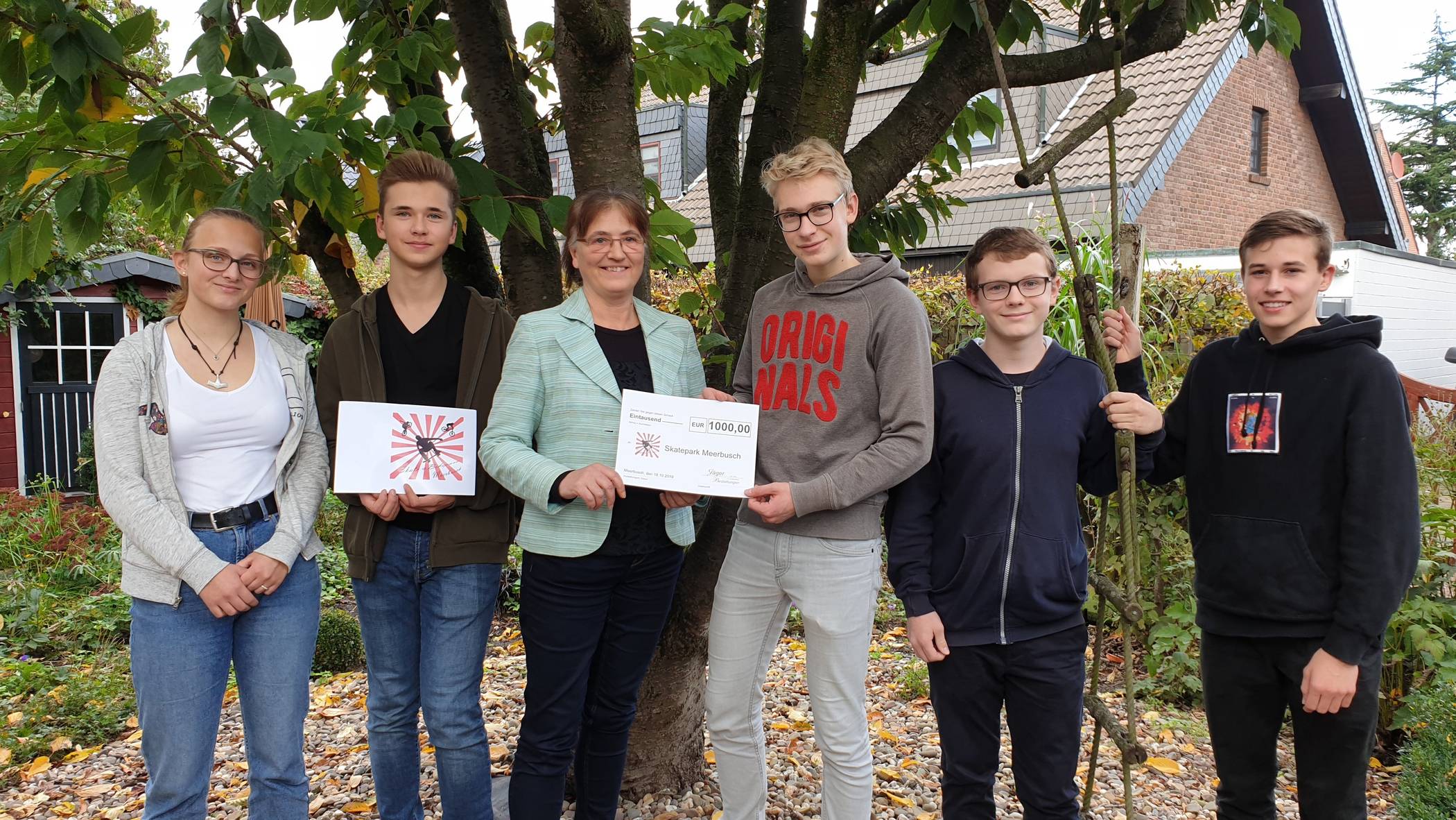 Die Jugendlichen mit Hanne Jäger vom Bestattungsinstitut Jäger. Sie hat jetzt 1000 Euro gespendet und bringt sich mit ein.