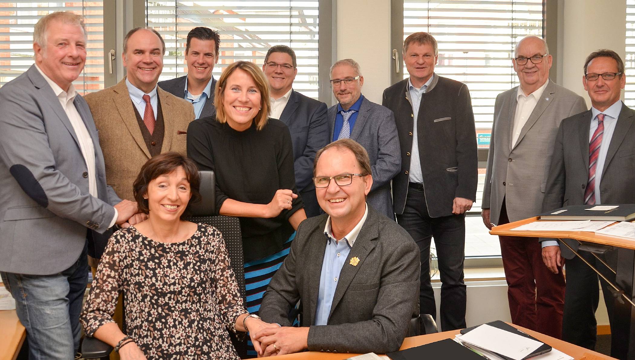 Im Viersener Karneval wird es international. Prinz wird „Deä schwizzer Bub“ Rudi Pesch mit seiner Prinzessin Fabienne (sitzend). Sie wurden Viersens Bürgermeisterin Sabine Anemüller vom Vorstand des Festausschusses vorgestellt. Ebenfalls dabei die stellvertretenden Bürgermeister Hans-Willi Bouren und Michael Lambertz (rechts).