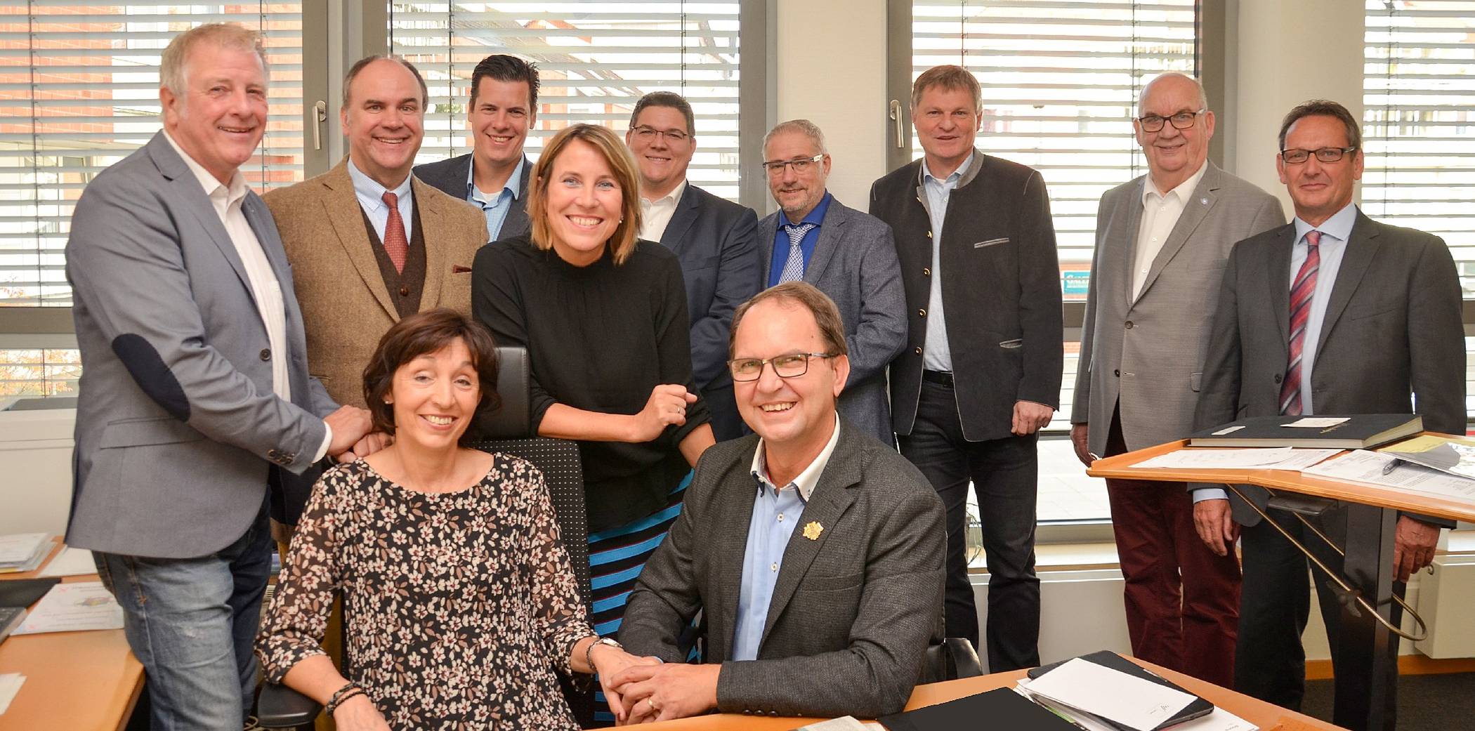 Im Viersener Karneval wird es international. Prinz wird „Deä schwizzer Bub“ Rudi Pesch mit seiner Prinzessin Fabienne (sitzend). Sie wurden Viersens Bürgermeisterin Sabine Anemüller vom Vorstand des Festausschusses vorgestellt. Ebenfalls dabei die stellvertretenden Bürgermeister Hans-Willi Bouren und Michael Lambertz (rechts).