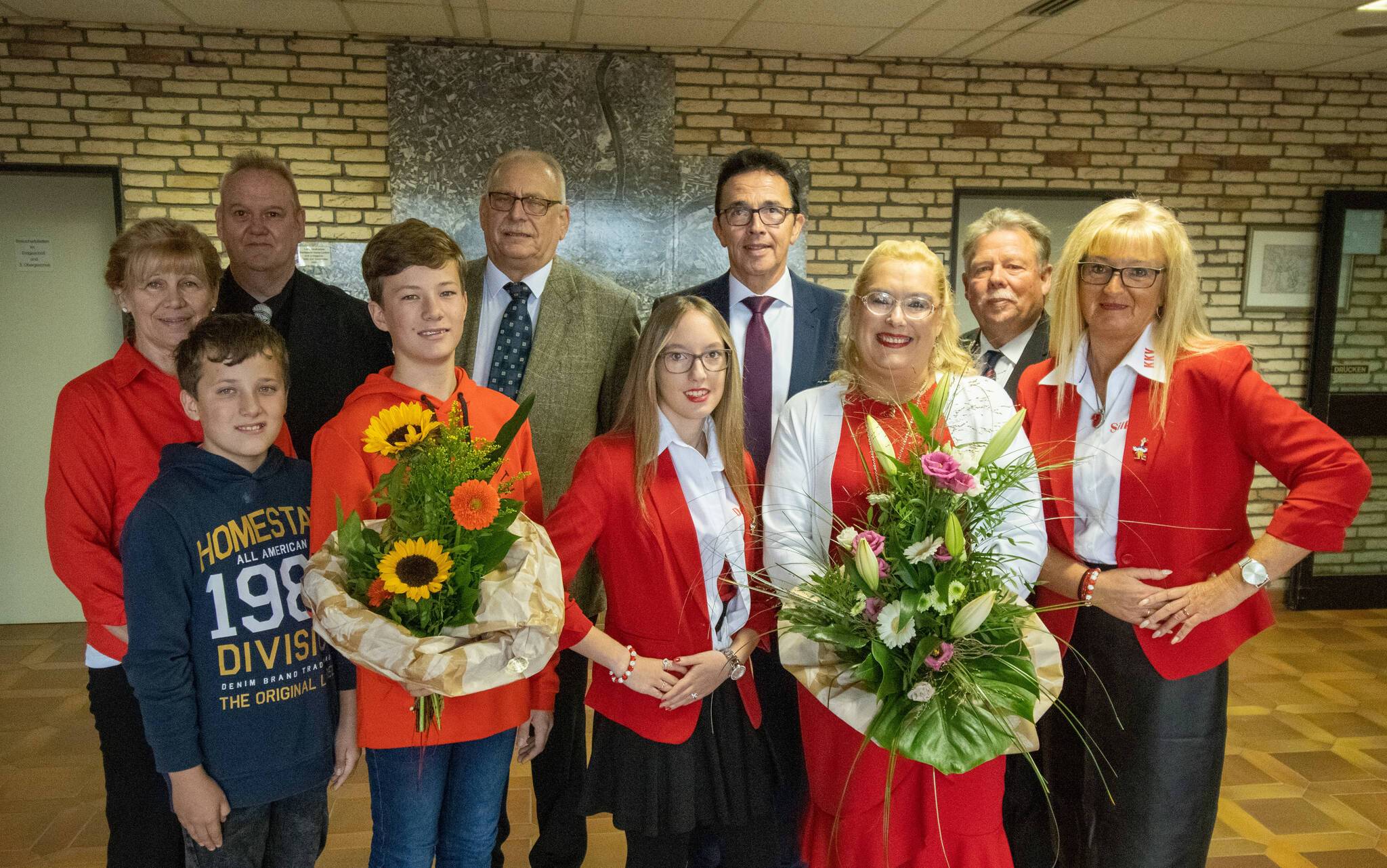 Freuen sich auf die neue Session (v.l.): Marion Köster, Felix Koschare, Bernd Grossauer, Jugendprinz Max Koschare, Hans-Peter Peißer, Delia Möllmann, Bürgermeister Prof. Dr. Christoph Landscheidt, Prinzessin Nicole Meesen, Armin Linsinger und Silke Maas.