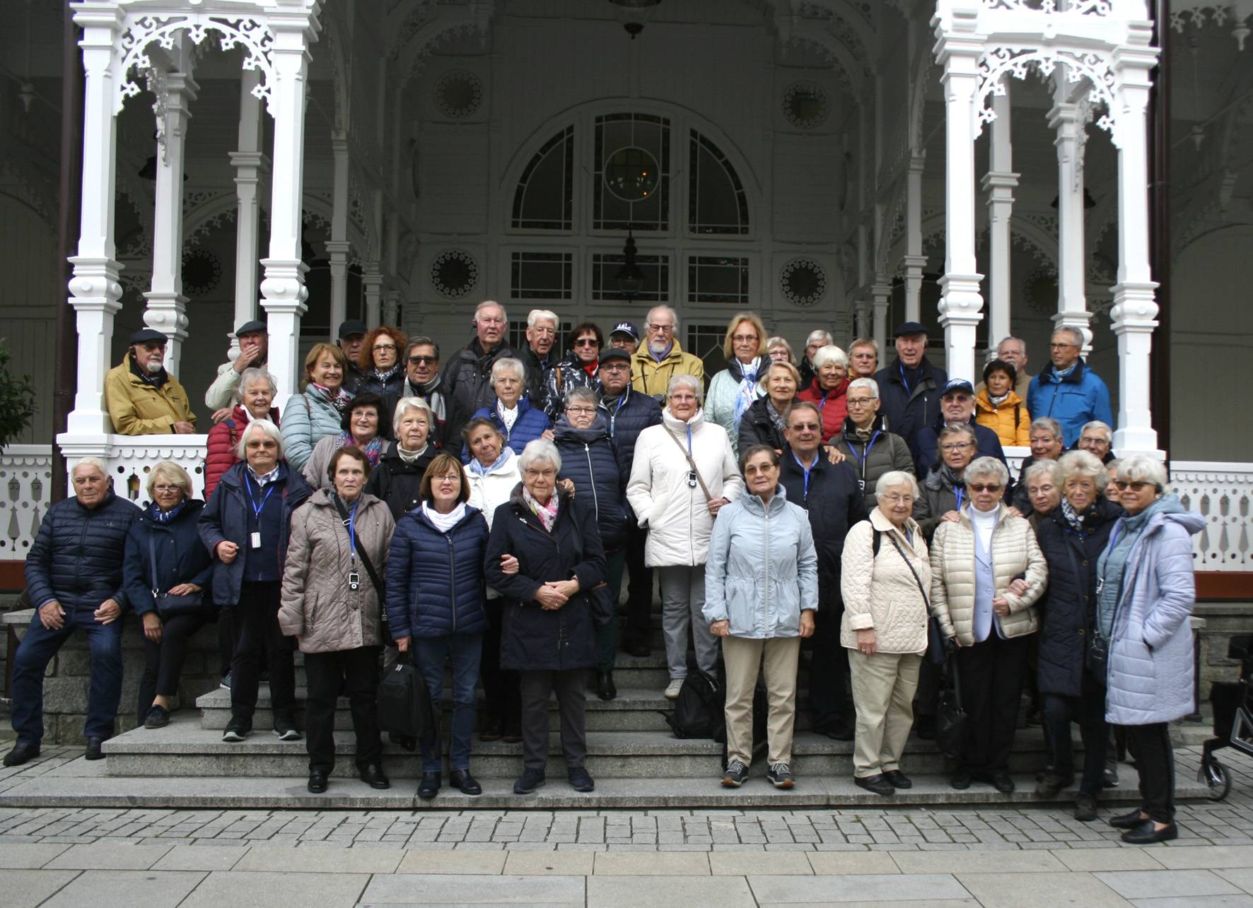   Die Reisegruppe vor der Markt-Kolonnade in Karlsbad. 