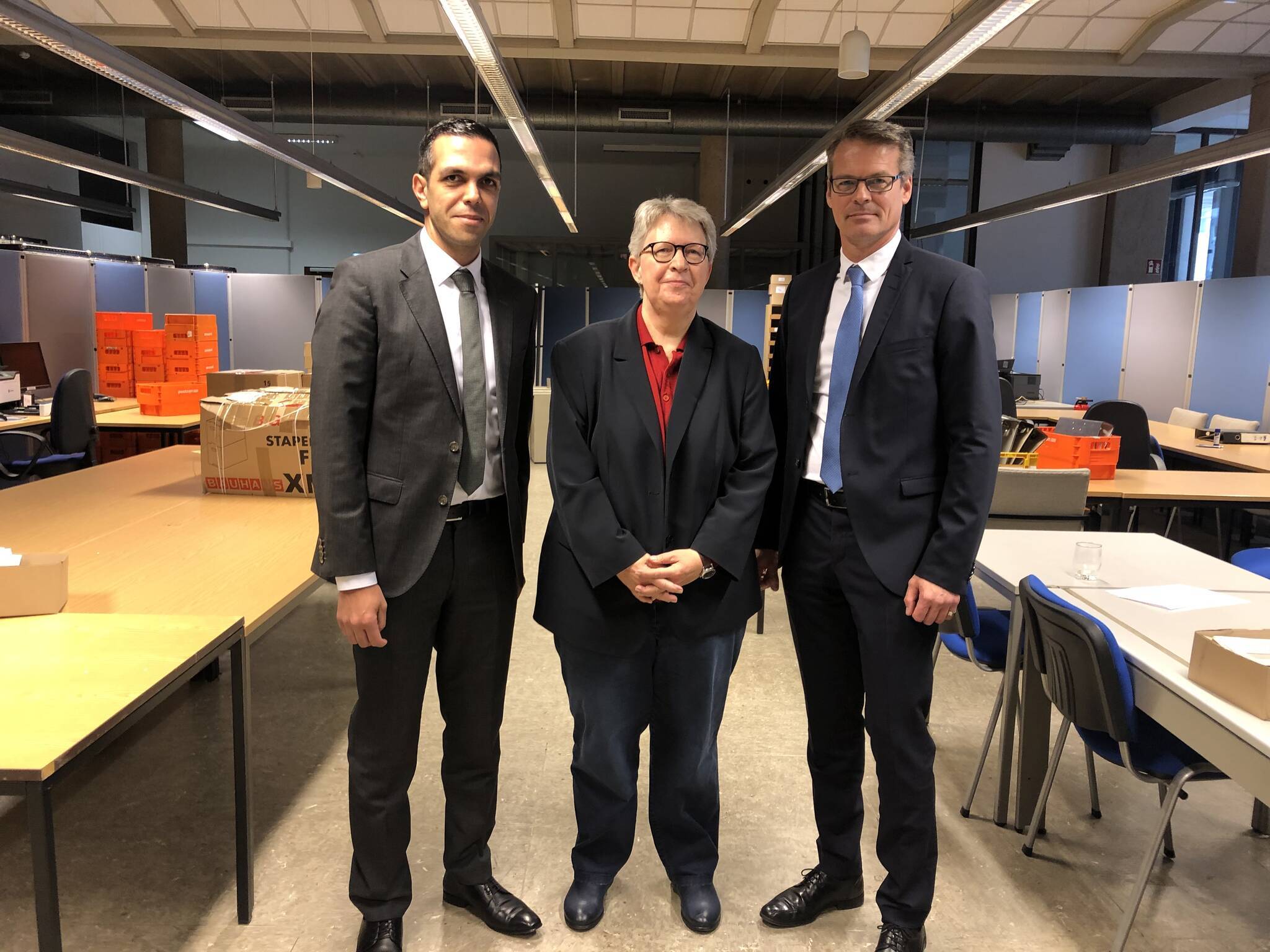  Stadtdirektorin Beate Zielke sowie die beiden Fachbereichsleiter Rachid Jaghou (li.; Gebäudemanagement) und Dirk Bangel (re.;Bürgerservice) in der ehemaligen EMA-Halle, die aktuell nur als Briefwahlbüro genutzt wird. 