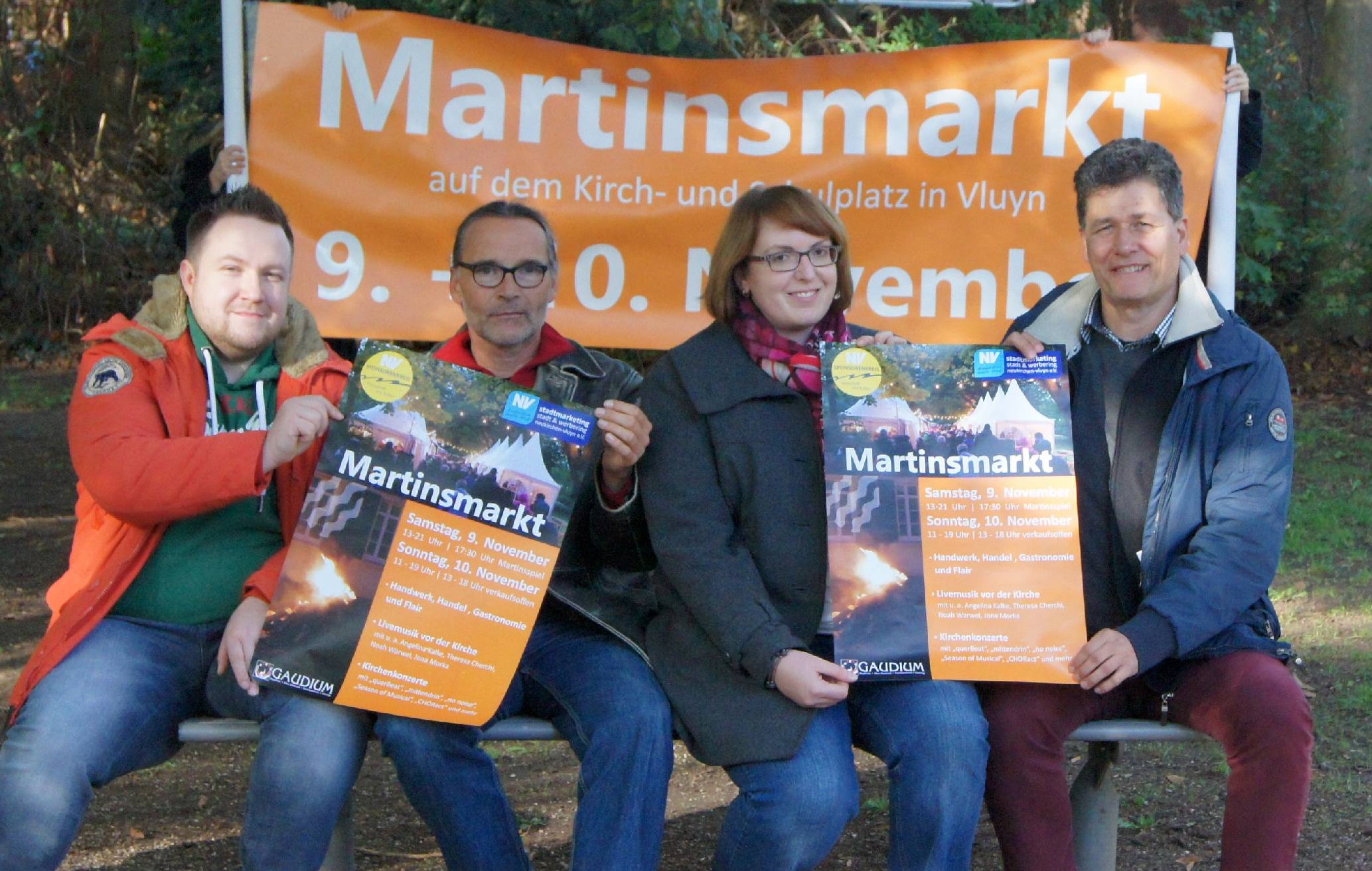 Laden zum Martinsmarkt 2019 (v. l.) ein: Jan-Christian Schneider (Werbering Neukirchen-Vluyn e. V.), Rüdiger Eichholtz (Kulturbeauftragter der Stadt Neukirchen-Vluyn), Sabrina Daubenspeck (Stadtmarketing Neukirchen-Vluyn) und Frank Gehrke (Gaudium Veranstaltungs-GmbH).