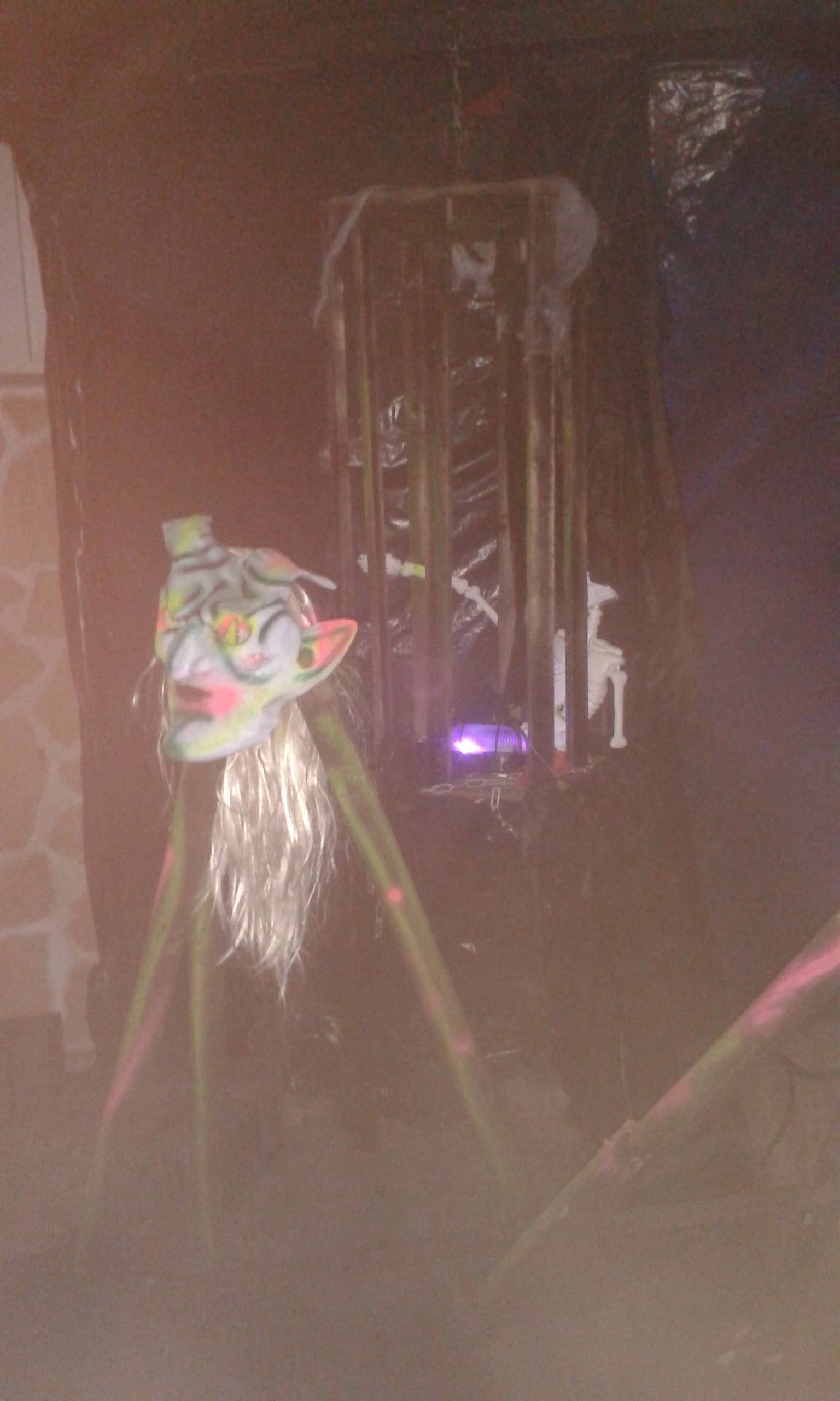 Nebelmaschine und Beleuchtung sorgen für die gruselige...