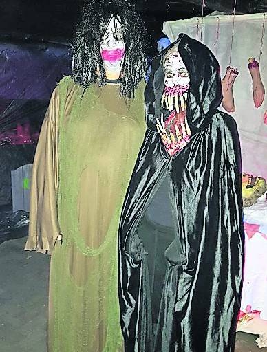 Die Kostüme stehen der Deko in nichts...