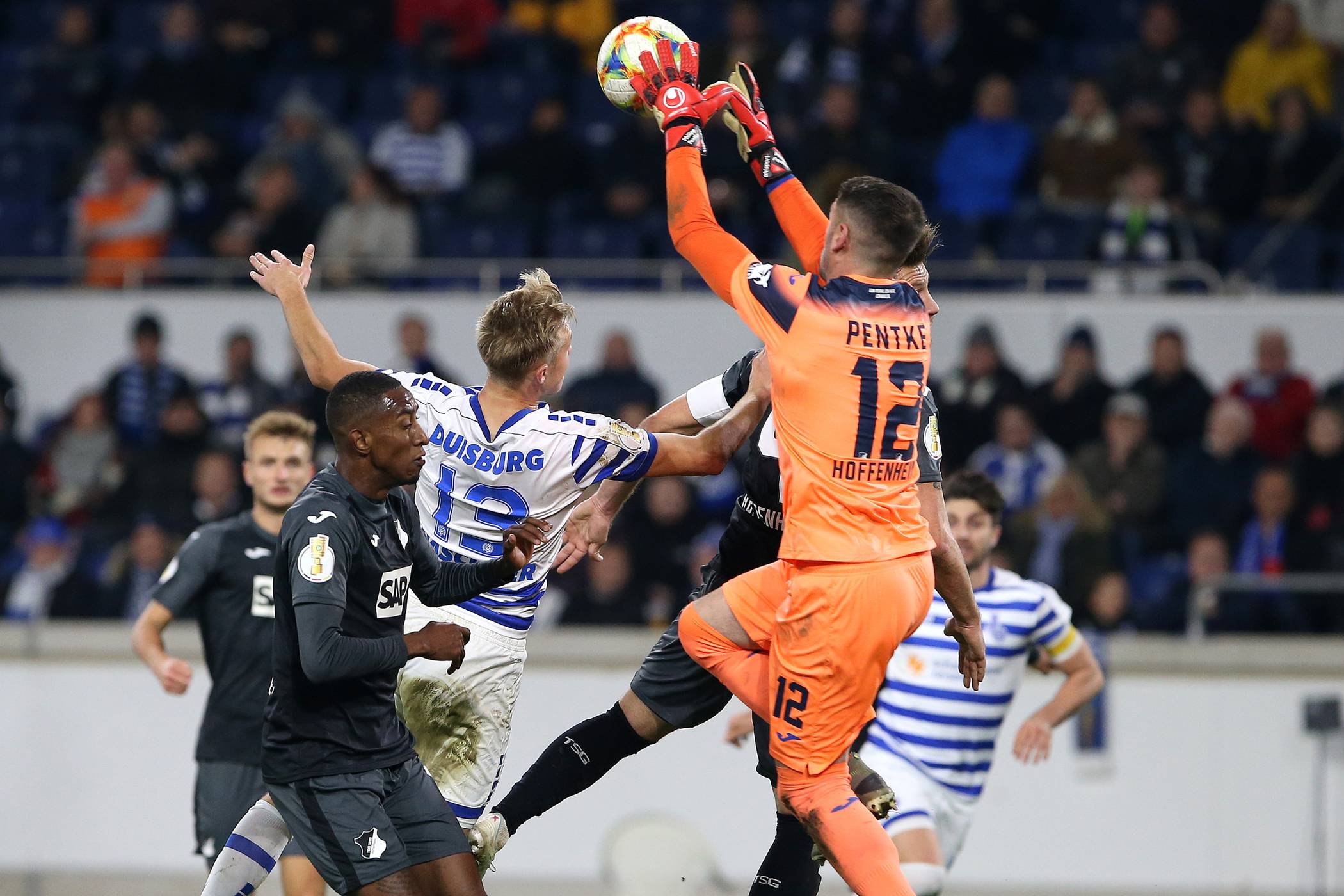  Lukas Daschner im Gewühl - der überragende Mann beim MSV versuchte viel, konnte die Niederlage aber auch nicht abwenden. 