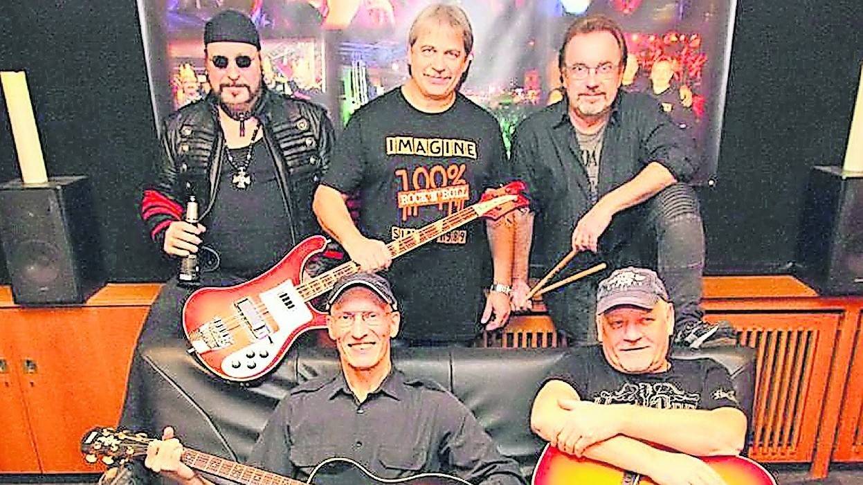 „Imagine“, live und in Farbe, das sind von links: Horst Juhst (Leadvocals/Bass), Frank Dorritke (Leadguitar und Backgroundvocals), Jörg Nieling (Management), Gilbert Stefan (Drums) und Artur Linke (Rhythmguitar/Backgroundvocals). Foto: Imagine