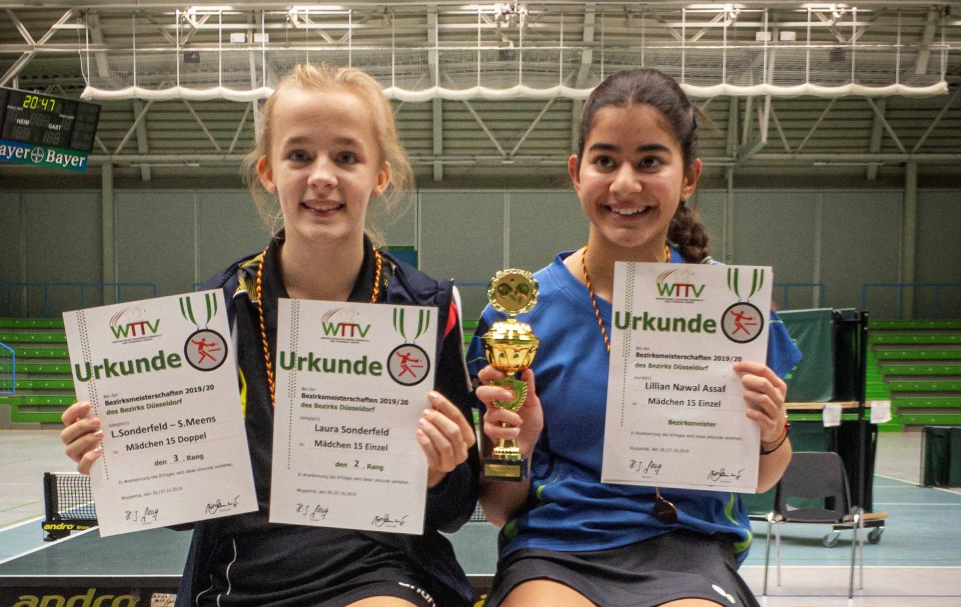  Standen sich im Finale bei den Mädchen 15 gegenüber und feierten danach gemeinsam ihre guten Platzierungen. Die beiden Meerbuscher Tischtennis-Talente Laura Sonderfeld (links) und Lilian Assaf. 