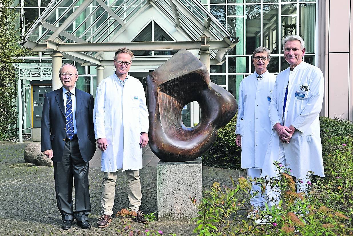  Der ehemalige Chefarzt der Herzchirurgie Arno Krian und die aktuellen Chefärzte Jochen Börgermann, Herzchirurgie, Otto Krogmann, Kinderkardiologie, und Wolfgang Schöls, Kardiologie (v. l.) und die Skulptur „Durchblicke“ des Duisburger Künstlers Ernst Frank. Foto. tw 