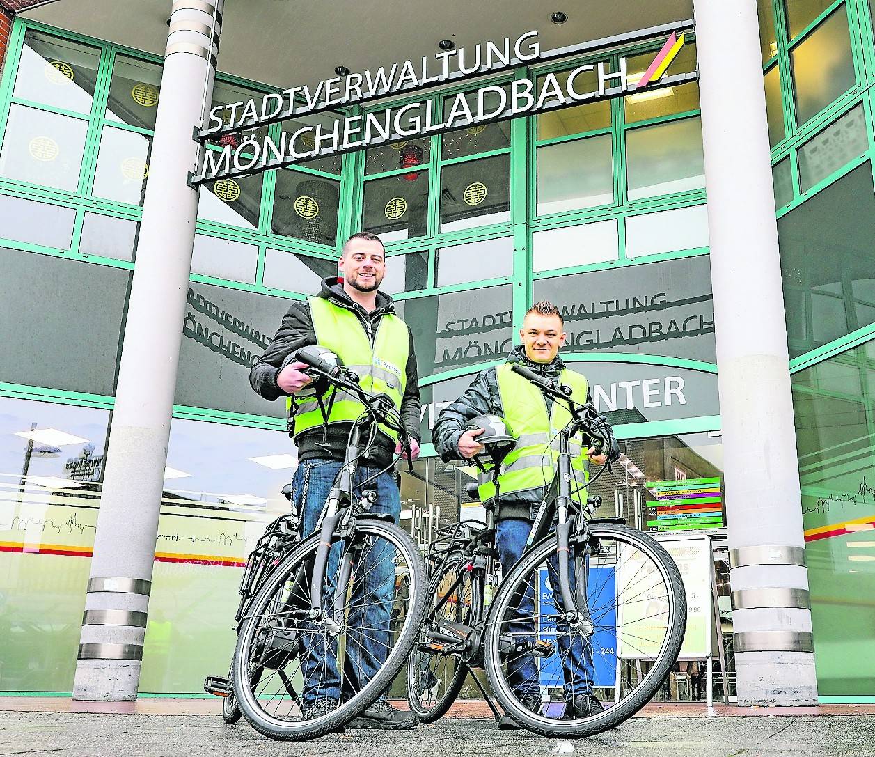  Die Fahrradkuriere der Diakonie bringen den neuen Personalausweis oder Reisepass auf Wunsch nach Hause oder an den Arbeitsplatz. 