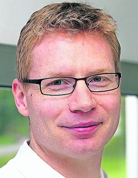 Die Oberärzte Dr. Hubertus Schmitt (l.) und Oleg Kuz informieren über modernen Hüftgelenkersatz.