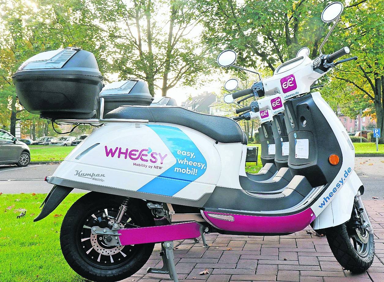   Ab sofort warten 20 E-Roller auf ihren Einsatz im Stadtgebiet. Die E-Roller stehen an markanten Punkten wie dem Hauptbahnhof Rheydt, am NEW-Blauhaus oder am Wheesy-Mobilitäts-Hub hinter dem Bahnhof in Mönchengladbach. 