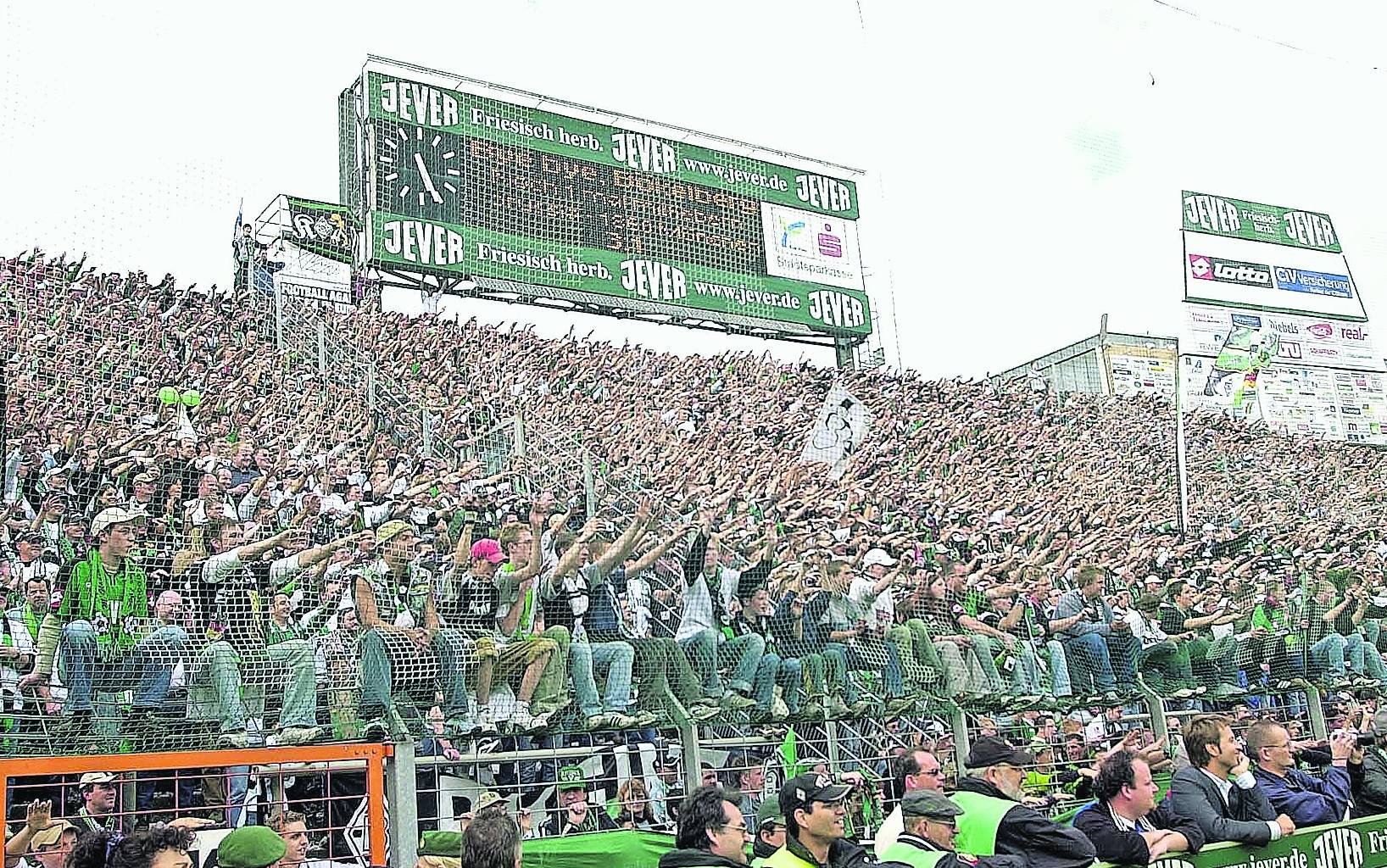 Das letzte Spiel auf dem Bökelberg am 22. Mai 2004 gegen 1860 München. Borussia gewann 3:1. Die Nordkurve sagt „Bye, bye Bökelberg“.