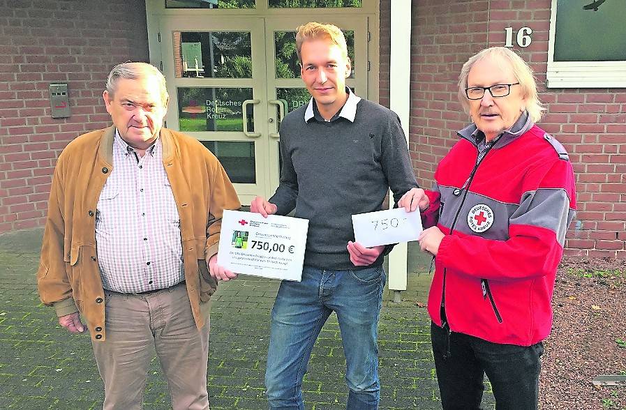  Sebastian Gerhards (Mitte) übergab seine Spende an Gerd Schwarz, DRK-Vorsitzender (r.) und Günter Caris, Leiter der Behindertenbetreuung (l.). 