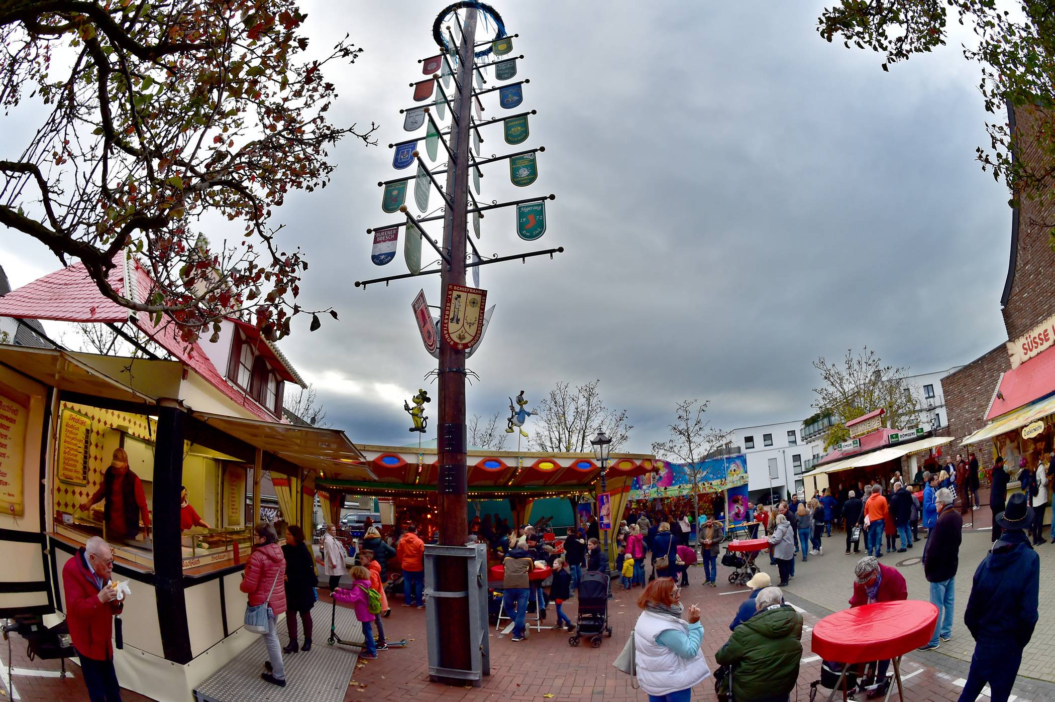 Der Hubertusplatz in Schiefbahn verwandelte sich am vergangenen Wochenende in einen kleinen Kiremsplatz. Fotos. MaxDie Hochstraße wurde zur Flaniermeile auf dem Herbstfest in Schiefbahn.Der Lionsclub präsentierte wieder seinen tollen Adventkalender mit 24 tollen Überraschungen.Für die Kinder gab es eine ganze Menge Spaß bei den unterschiedlichen Spielstationen.