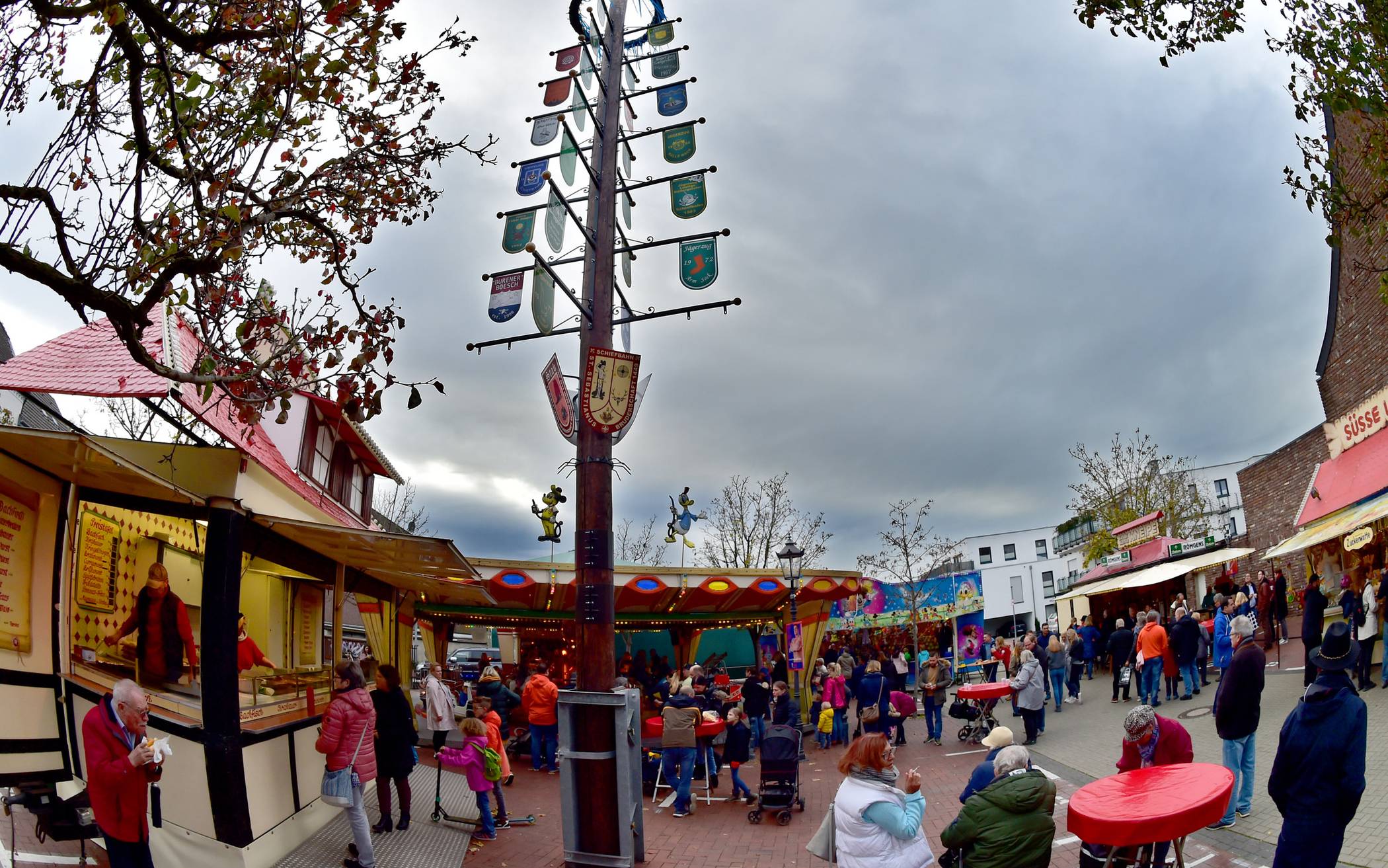 Der Hubertusplatz in Schiefbahn verwandelte sich am vergangenen Wochenende in einen kleinen Kiremsplatz. Fotos. MaxDie Hochstraße wurde zur Flaniermeile auf dem Herbstfest in Schiefbahn.Der Lionsclub präsentierte wieder seinen tollen Adventkalender mit 24 tollen Überraschungen.Für die Kinder gab es eine ganze Menge Spaß bei den unterschiedlichen Spielstationen.