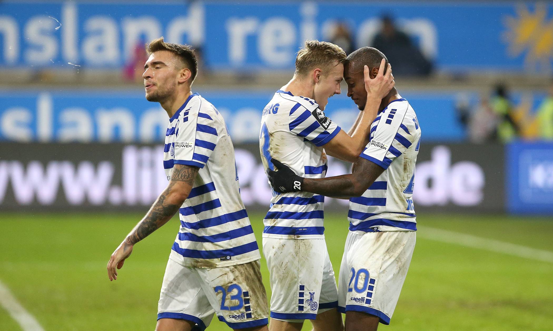  Torschützen unter sich: Lukas Daschner und Leroy Mickels in stiller Freude nach dem Traumtor von Mickels zum 2:0.  