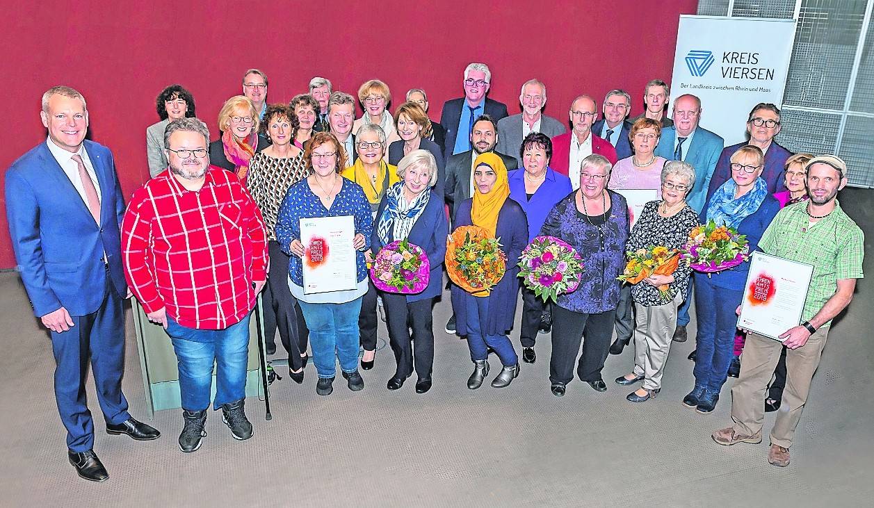  Landrat Dr. Andreas Coenen (links) und Dr. Birgit Roos (Zweite von rechts), Vorsitzende des Vorstandes der Sparkasse Krefeld, mit den Siegern und der Jury des Ehrenamtspreises des Kreises Viersen. 
