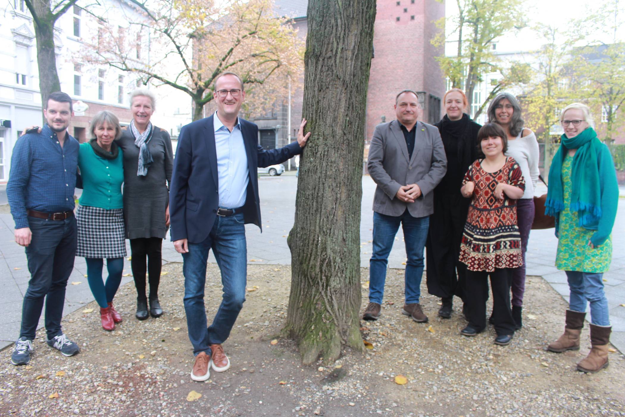  Frontmann und Team: Neben OB-Kandidat Thorsten Hansen (vorn) haben die Grünen auch die ersten 11 Listenplätze für die Stadtratswahl nominiert. Spitzenkandidatin ist Fraktionschefin Heidi Matthias (2.v.l.). Desweiteren kandidieren (v.l.): Karsten Ludwig (Platz 4), Annelie Wulff (5), Jörg Thiele (6), Julia Müller (9), Eva Malecha-Konietz (7), (hinten) Ana Sanz Sanz (3) und die parteilose Björna Althoff (11) von der Bewegung „Fridays for future“. Zudem kandidieren: Thorsten Hansen (2), Markus Kossack (8), Thomas Roß (10). 