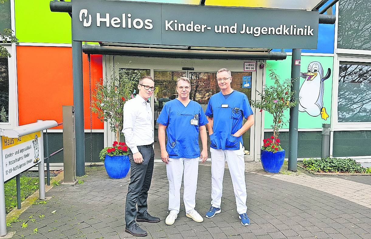 Dennis Uhlig (Mitte) mit Klinik-Geschäftsführer Alexander Holubars (l.) und Prof. Dr. Thomas Haarmeier (Ärztlicher Direktor).