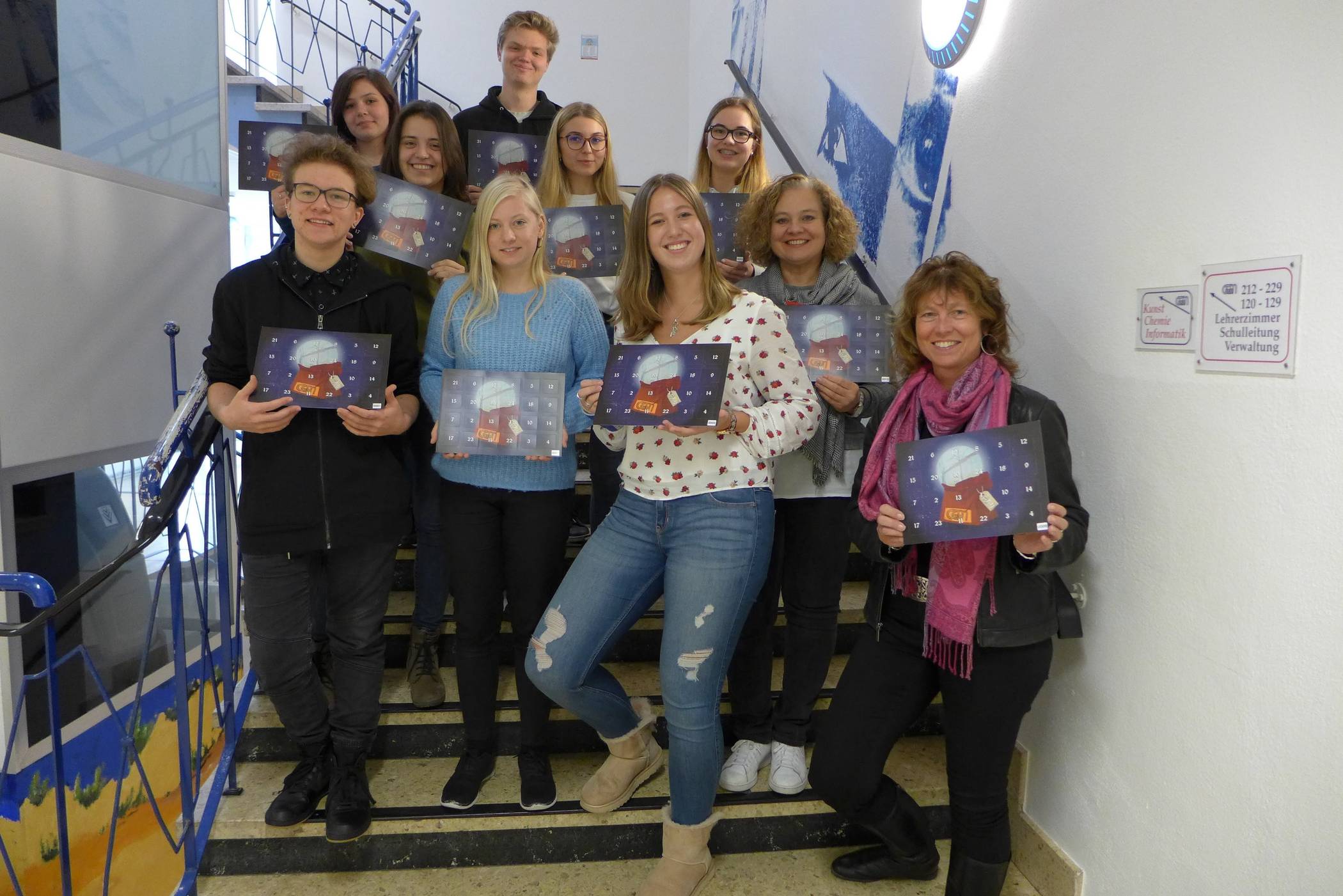  Präsentierten den ersten Adventskalender der Schule (v.l.): Daniel Kühne, Darja Kalinin, Julia Heening, Nadja Paradies, Jan Polster, Eva Wiebeck, Fabienne Fischer, Elena Schreiter, Andrea Schreiter und Claudia Fischer. 