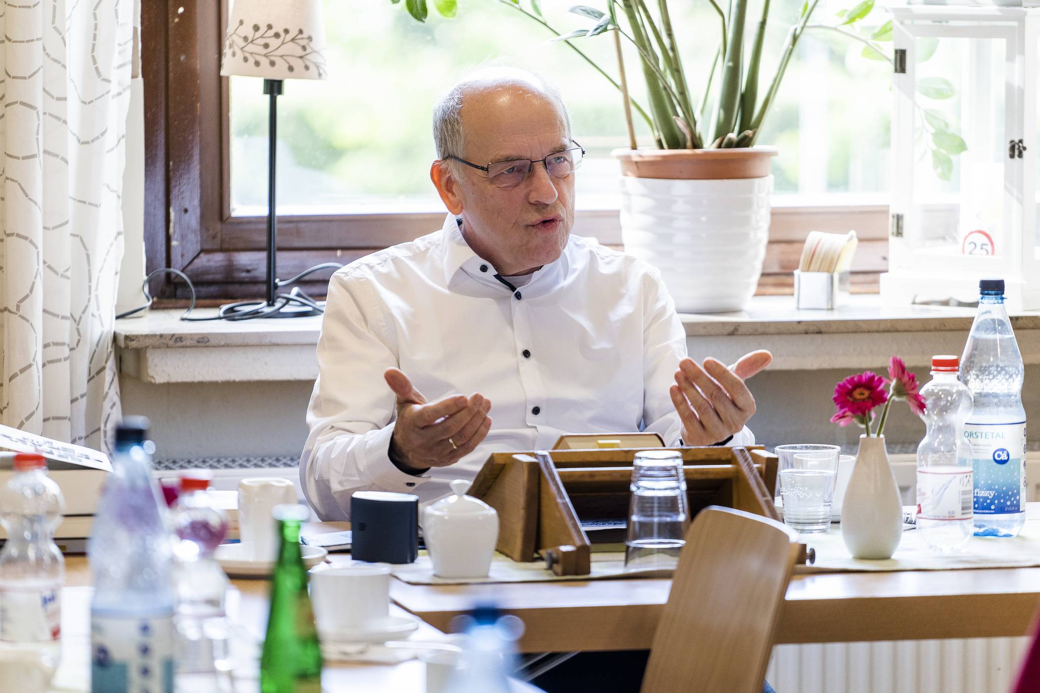 Amtsärztliche Sprechstunde einmal anders: Kreisgesundheitsamtsleiter Dr. Michael Dörr nimmt den bundesweiten Vorlesetag zum Anlass, um am Montag, 18. November, um 16 Uhr zu einer Vorleseaktion in sein Büro einzuladen. Er präsentiert an diesem Nachmittag nicht nur Literatur rund um medizinische Themen, sondern auch zahlreiche Anekdoten aus einer jahrzehntelangen Tätigkeit. „Ich möchte einen Einblick in meine Arbeit geben“, sagt Amtsarzt Dr. Dörr, „und gehe in meinem Vortrag auch auf die Aufgaben des Kreisgesundheitsamtes ein.“ Wegen der begrenzten Raumkapazität sollten Interessierte sich unbedingt vorher anmelden unter 02181 601–5301.