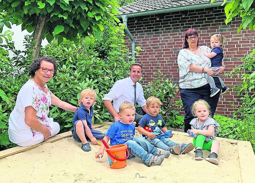 Clemens Roosen von der Volksbank Viersen ließ es sich nicht nehmen mit den Kindern des Mütterzentrums, Leiterin Silke Wolter (rechts) und Ehrenamtlerin Angela Montagno-Esser den neuen Sandkasten einzuweihen.