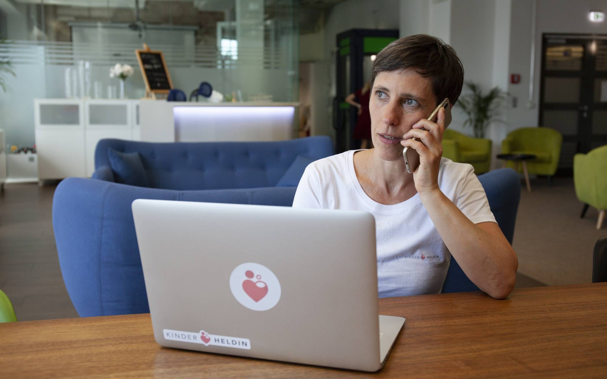 „Kinderheldin“-Hebamme Nicole Höhmann im Einsatz: Per Telefon berät sie eine besorgte Mutter.