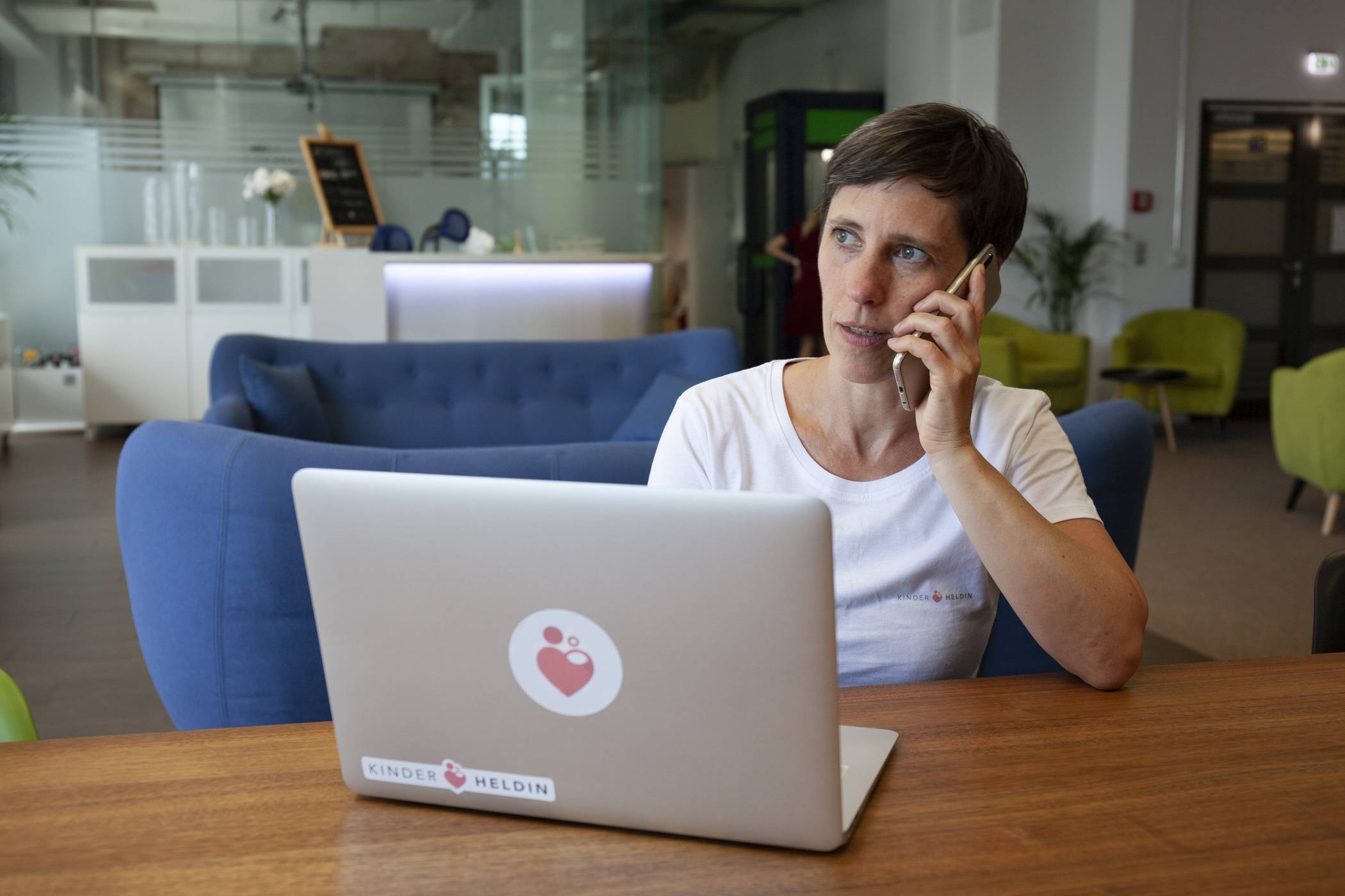 „Kinderheldin“-Hebamme Nicole Höhmann im Einsatz: Per Telefon berät sie eine besorgte Mutter.