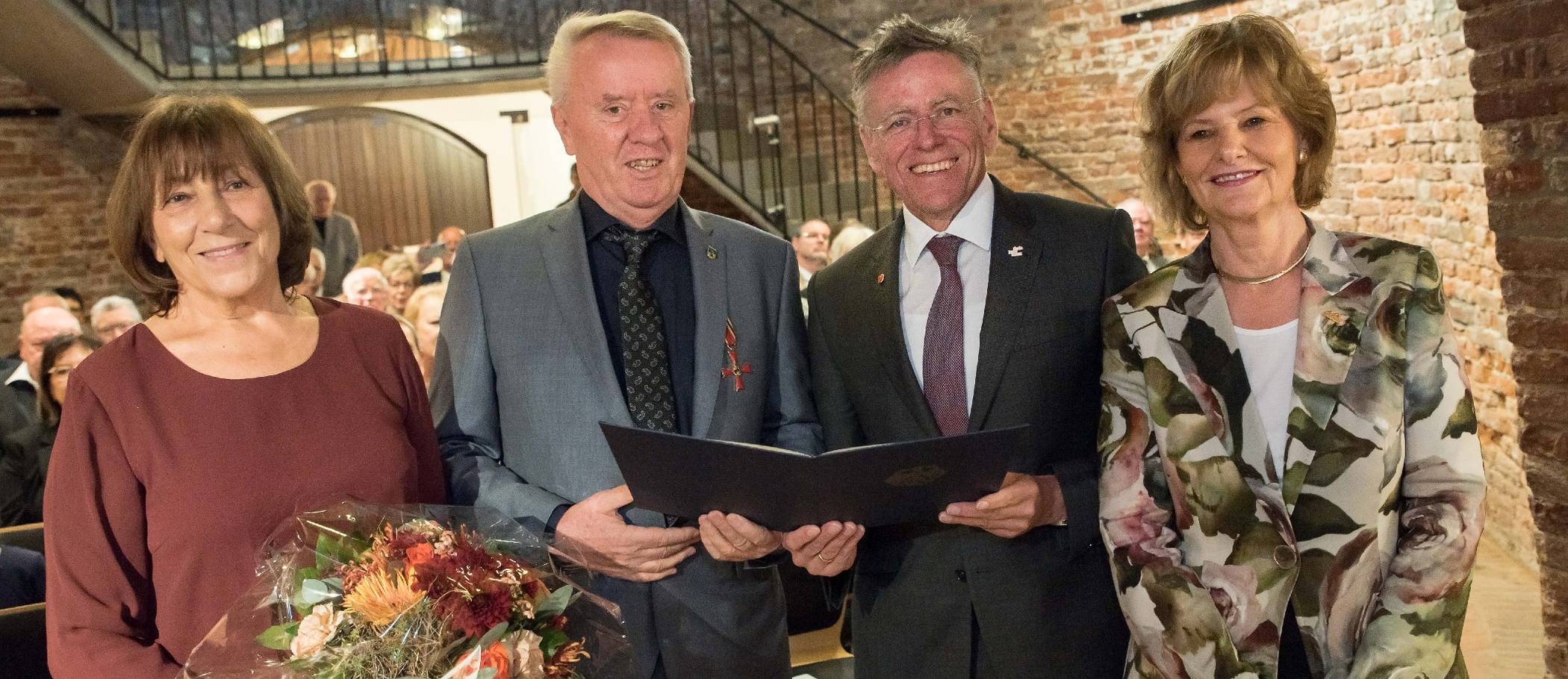 Hat das Bundesverdienstkreuz am Bande in der Lanker Teloy-Mühle erhalten: Johannes Peters (2.v.l.).
