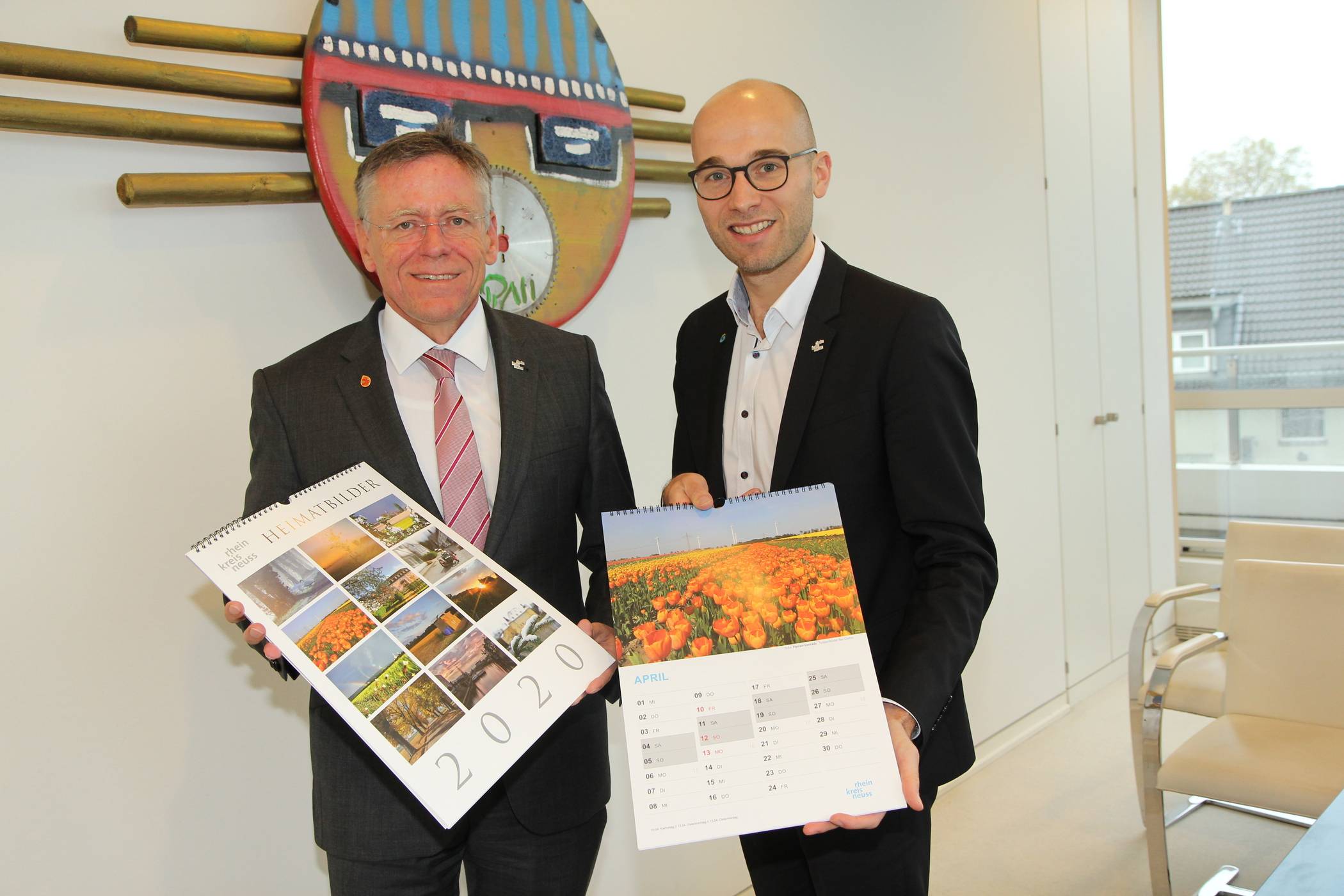   Landrat Hans-Jürgen Petrauschke und Pressesprecher Benjamin Josephs präsentieren die neuen „Heimatbilder“-Kalender. 