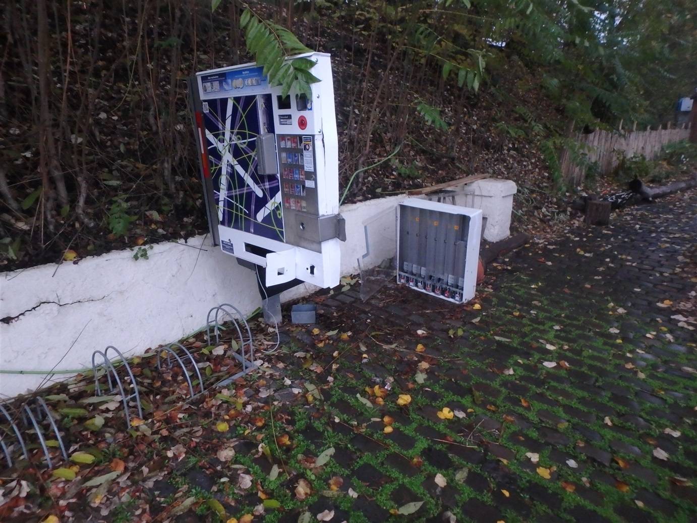 Der aufgehebelte und leergeräumte Zigarettenautomat auf