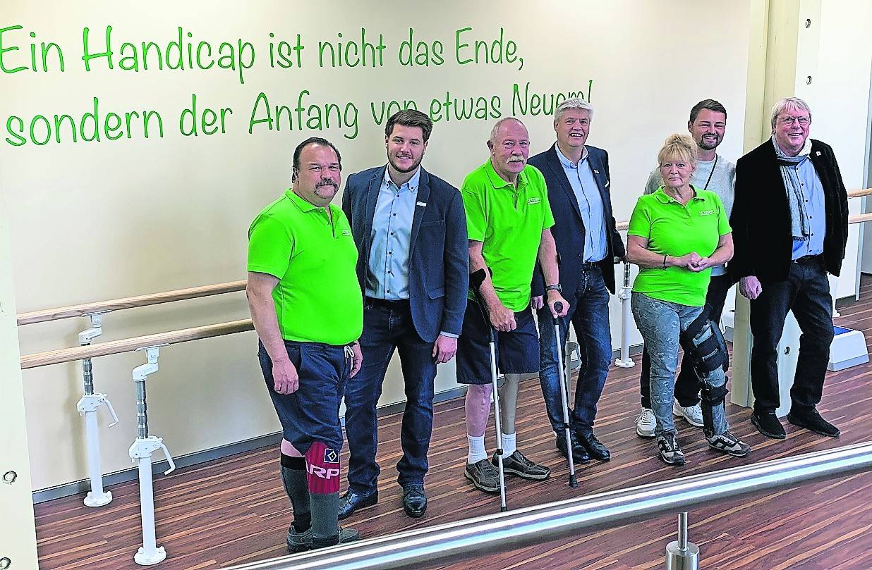 Bei der Eröffnung der Geh- und Bewegungsschule LettsFit durften die Geschäftsführer des Sanitätshauses Lettermann Gäste aus Politik, Patienten und einen Paralympian (Heinrich Popow, rechtes Foto, r.) begrüßen.