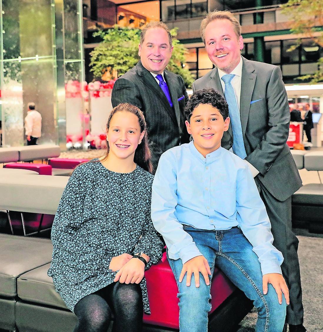  Die Session kann kommen, das neue Prinzen-Paar Prinz Axel I. (hinten, r.) und Prinz Niersius Thorsten (hinten, l.) sowie das neue Kinderprinzenpaar Prinz Louis I. und Prinzessin Theresa I. sind bereit. 