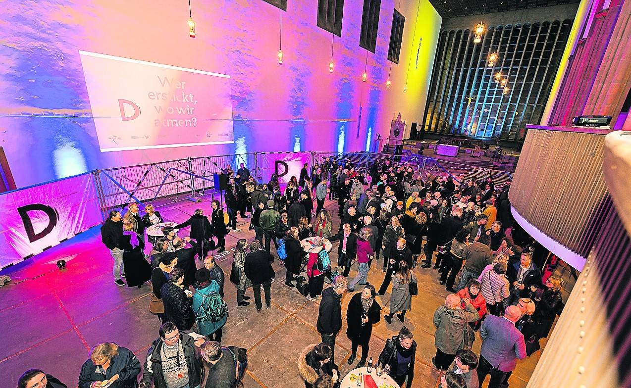  Der Empfang vor der offiziellen Eröffnung fand erstmals in der St.-Josefskirche statt – auch das ein starkes Zeichen für die Öffnung der Filmwoche zur Stadt und ihren Gesellschaften. 