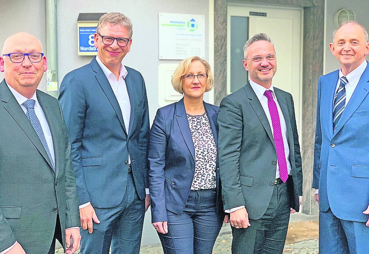 Hauptamtlicher Vorstand Heinz Fels (r.) übergibt die Geschicke der Wohnungsgenossenschaft Viersen Ende des Jahres in die Hände von Lars Sluka (2.v.r.). Gemeinsam mit Günter Neumann (l.) und Georg Maria Balsen (beide nebenberuflich) bildet er dann den neuen Vorstand. Regina Peters ist Vorsitzende des siebenköpfigen Aufsichtsrates.