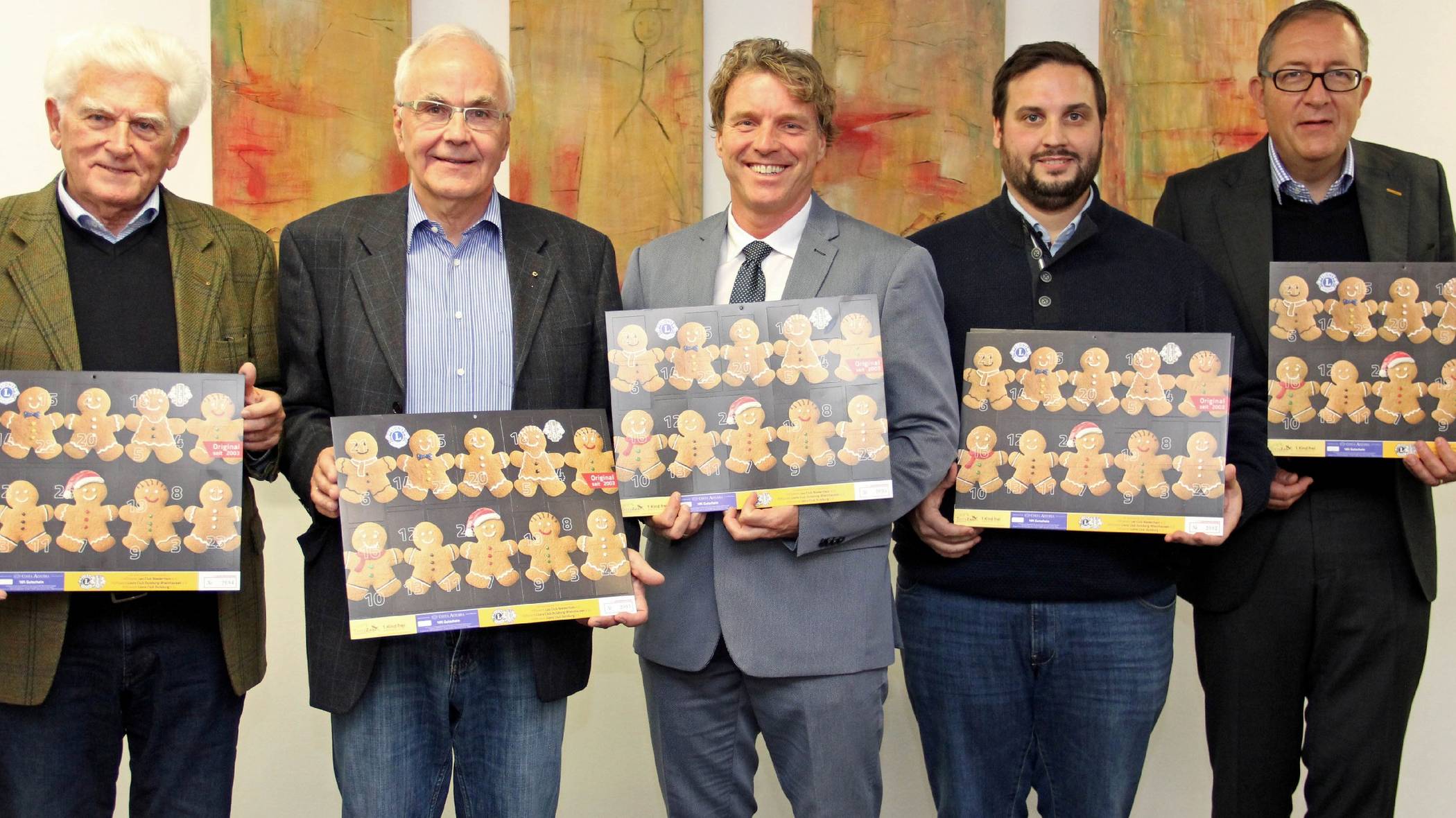 Heinz Remmler (Lions Club Duisburg-Rheinhausen), Bernd Schmitz-Förster (Lions Club Duisburg-Rheinhausen), Bürgermeister Christoph Fleischhauer, Sebastian Probst (Leoclub Niederrhein) und Dr. Christoph Herrmann (Lions Club Duisburg) (v.l.) hoffen auf einen guten Verkauf der Lions-Adventskalender. Der Reinerlös in Höhe von 40.000 Euro abzüglich Druckkosten fließt zu 100 Prozent in soziale, kulturelle und Jugend-Projekte.