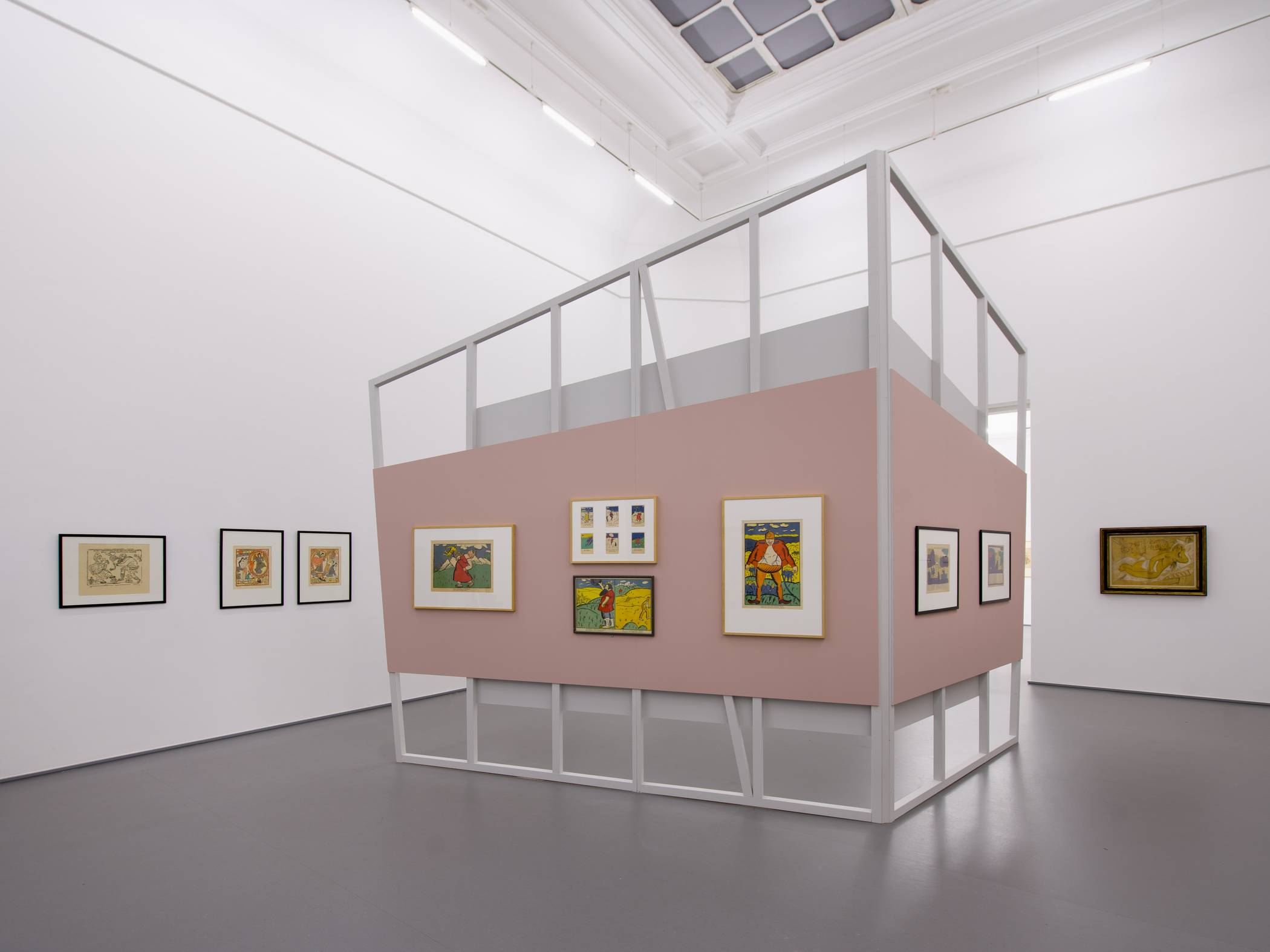   Die Ausstellung besticht auch durch eine speziell für die Schau errichtete Innenarchitektur, die die Museumsstücke ästhetisch zur Geltung bringt. 