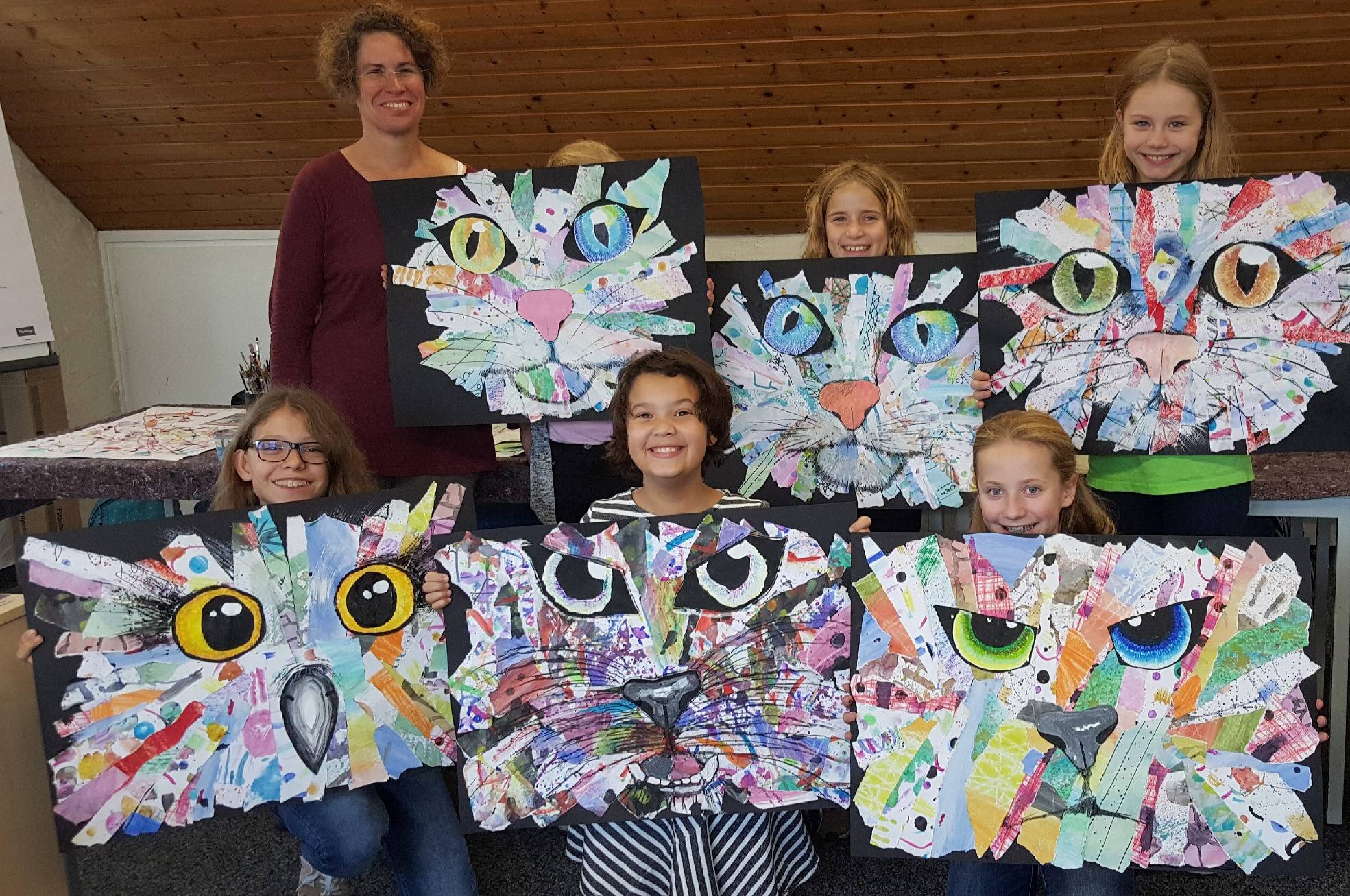   Sie können stolz sein auf ihre frisch angefertigten Tiercollagen: Teilnehmerinnen des VHS-Herbstakademie-Angebots im Rahmen der Jungen VHS mit Kursleiterin Michaela Kura. 