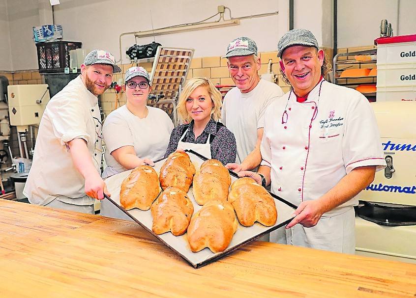 Unsere Redakteurin Simone Krakau hat beim Weckmänner backen im Café Franken mit angepackt.