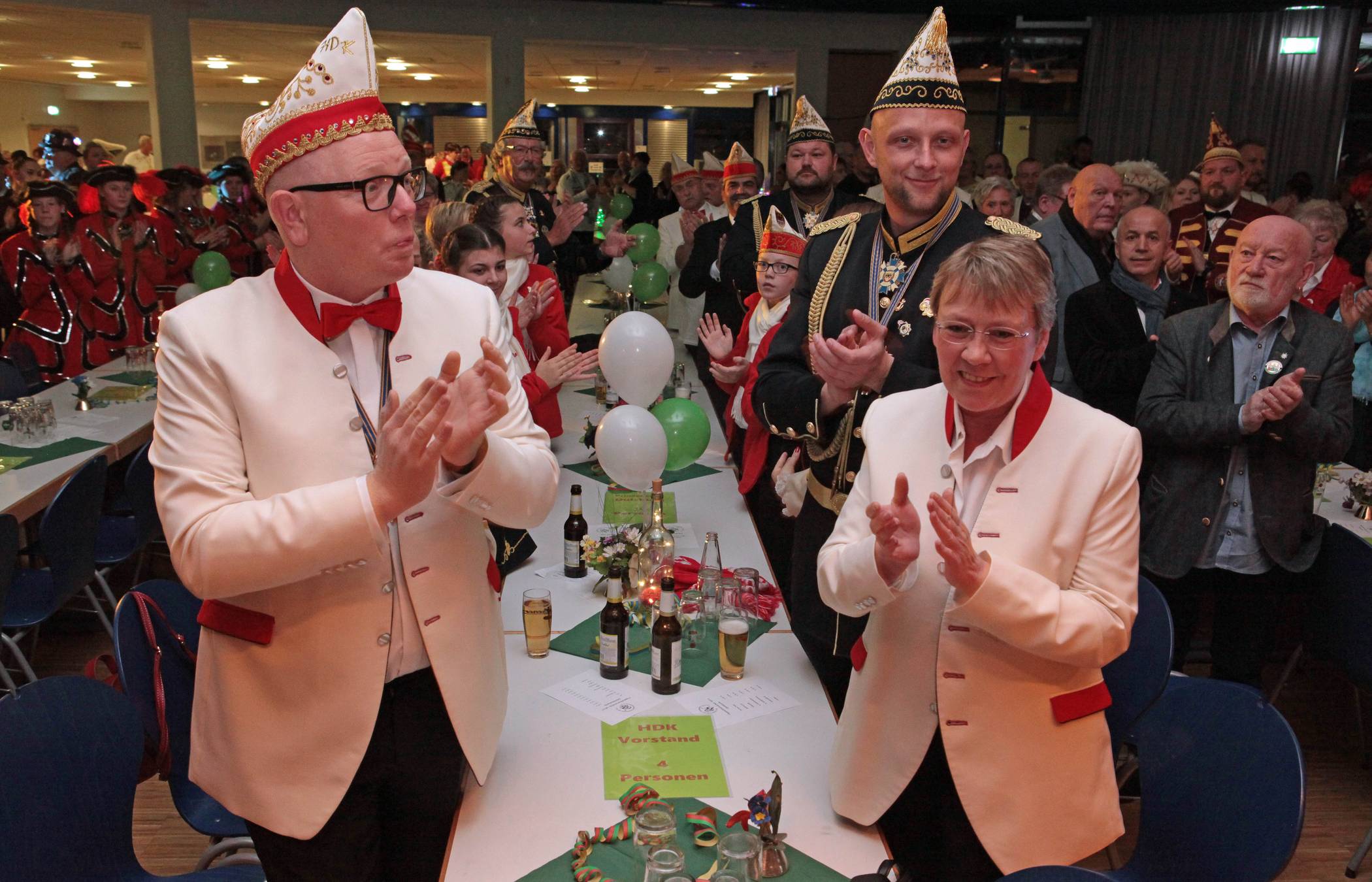  Der Saal in der Erich-Kästner-Schule war mit Närrinnen und Narren voll besetzt und die Stimmung entsprechend ausgelassen. 