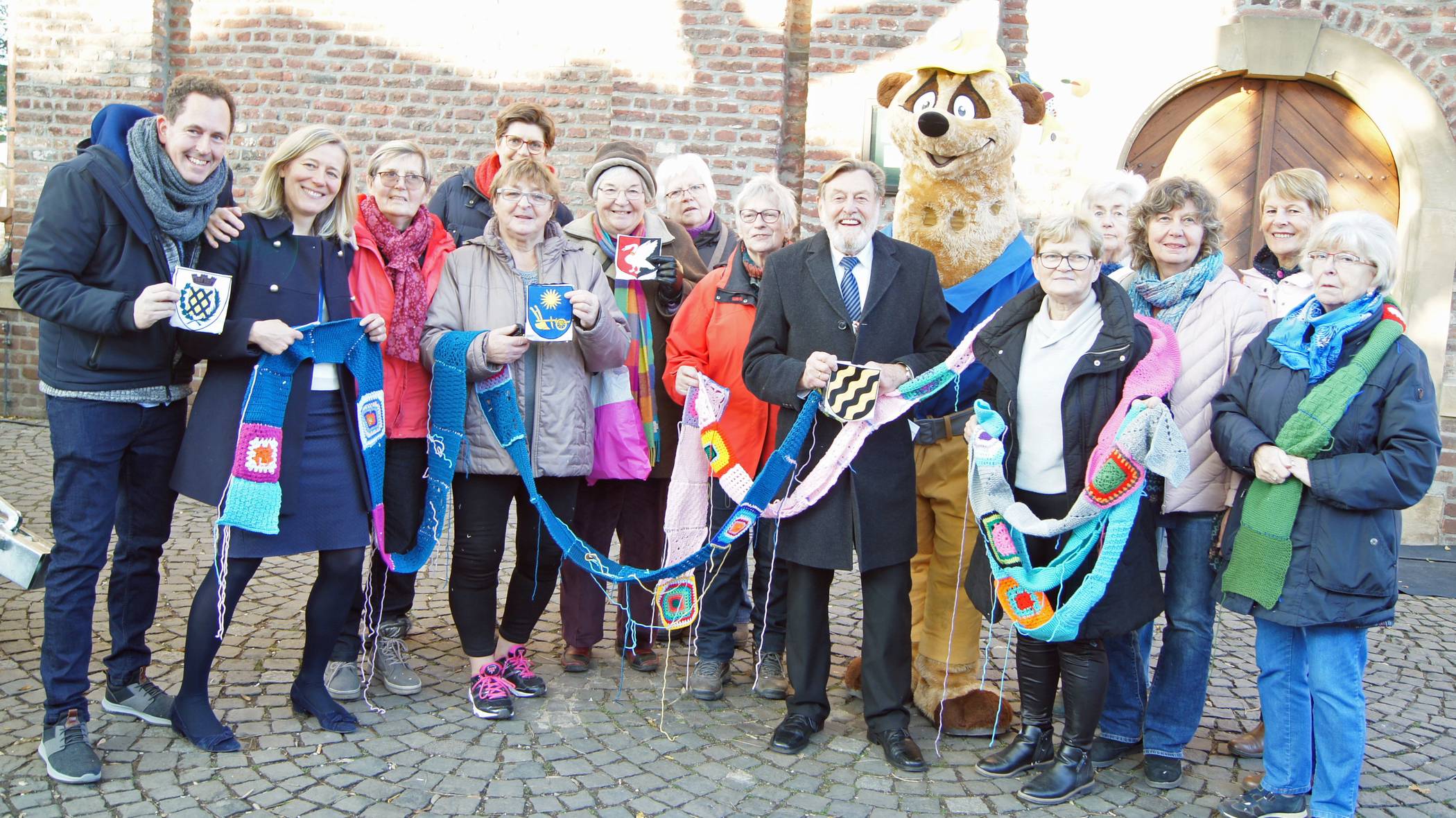  Stricken für die Landesgartenschau: Vertreter der Dorfmasche, des Städtepartnerschaftsvereins und der Partnerstädte mit Kerstin Radomski MdB (2.v.l.), dem stellvertretenden Bürgermeister Kurt Best (7.v.r.) und LaGa-Maskottchen Kalli. 