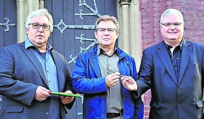 Symbolische „Schlüsselübergabe“ (v.l.): Christof Thissen (GdG-Rat), André Schmitz (Nachtwächter) und Jan Nienkerke (Pfarrer).