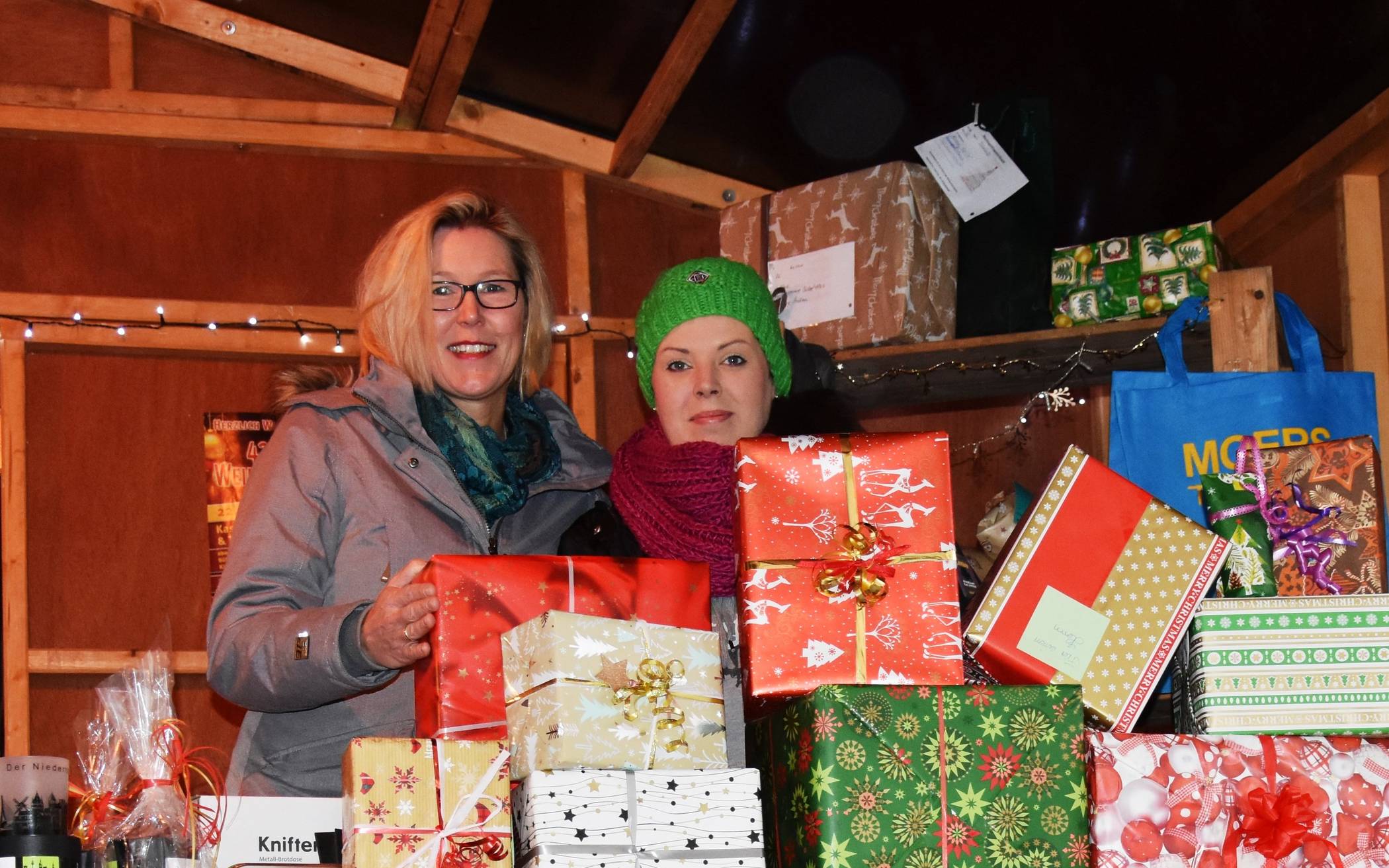 Julia Voth (r.), Mitinitiatorin der Aktion und Sabine Opgen-Rhein (MoersMarketing) machen sich auch 2019 wieder stark für hilfsbedürftige Senioren. Die Aktion Seniorenwunschbaum geht in die zweite Runde.