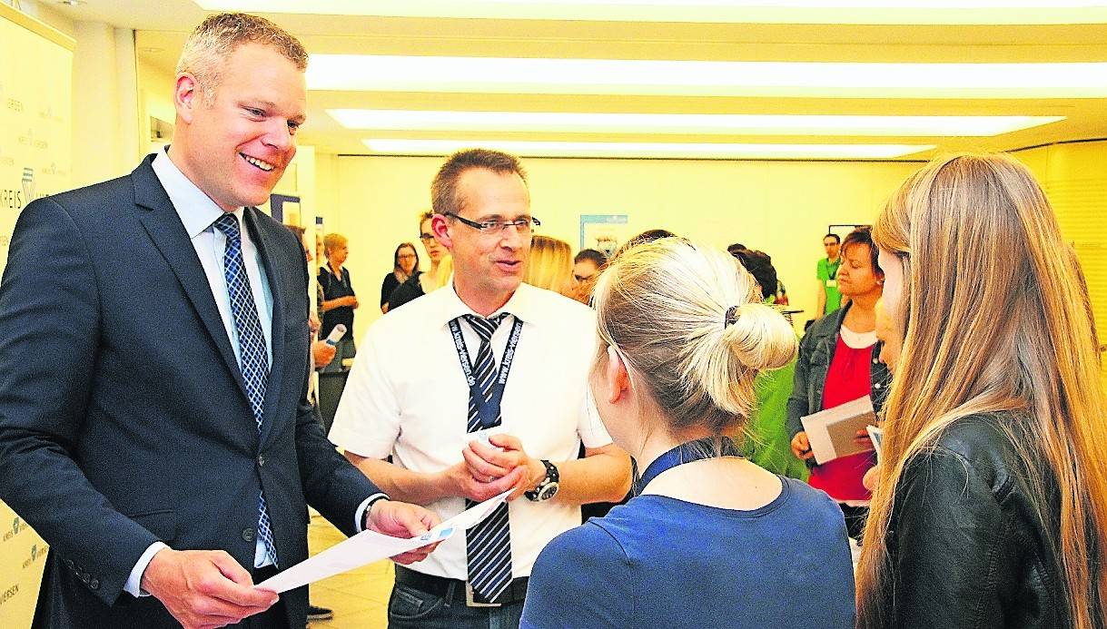 Dr. Andreas Coenen (links), Landrat des Kreises Viersen, und Ausbildungsleiter Volkmar Hörning geben interessierten Jobstartern Informationen zur Ausbildung und den beruflichen Chancen bei der Kreisverwaltung.
