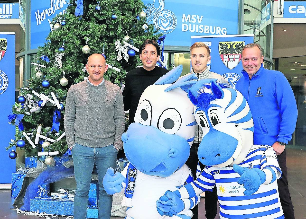 Torsten Lieberknecht, Ivo Grlic, Lukas Daschner und Detlev Gottschlich vom Verein Zebrakids (v. l.) geben mit dem doppelten Ennatz den Startschuss für die Weihnachtswunschbaumaktion.