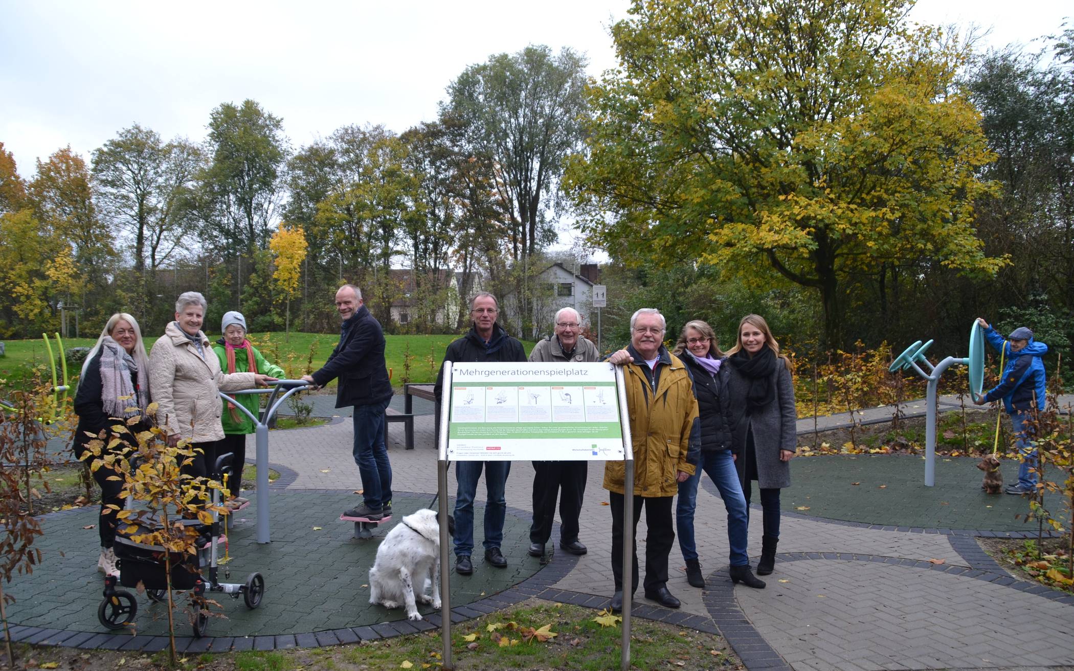Bezirksbürgermeister Hans-Joachim Paschmann (am Schild) hatte