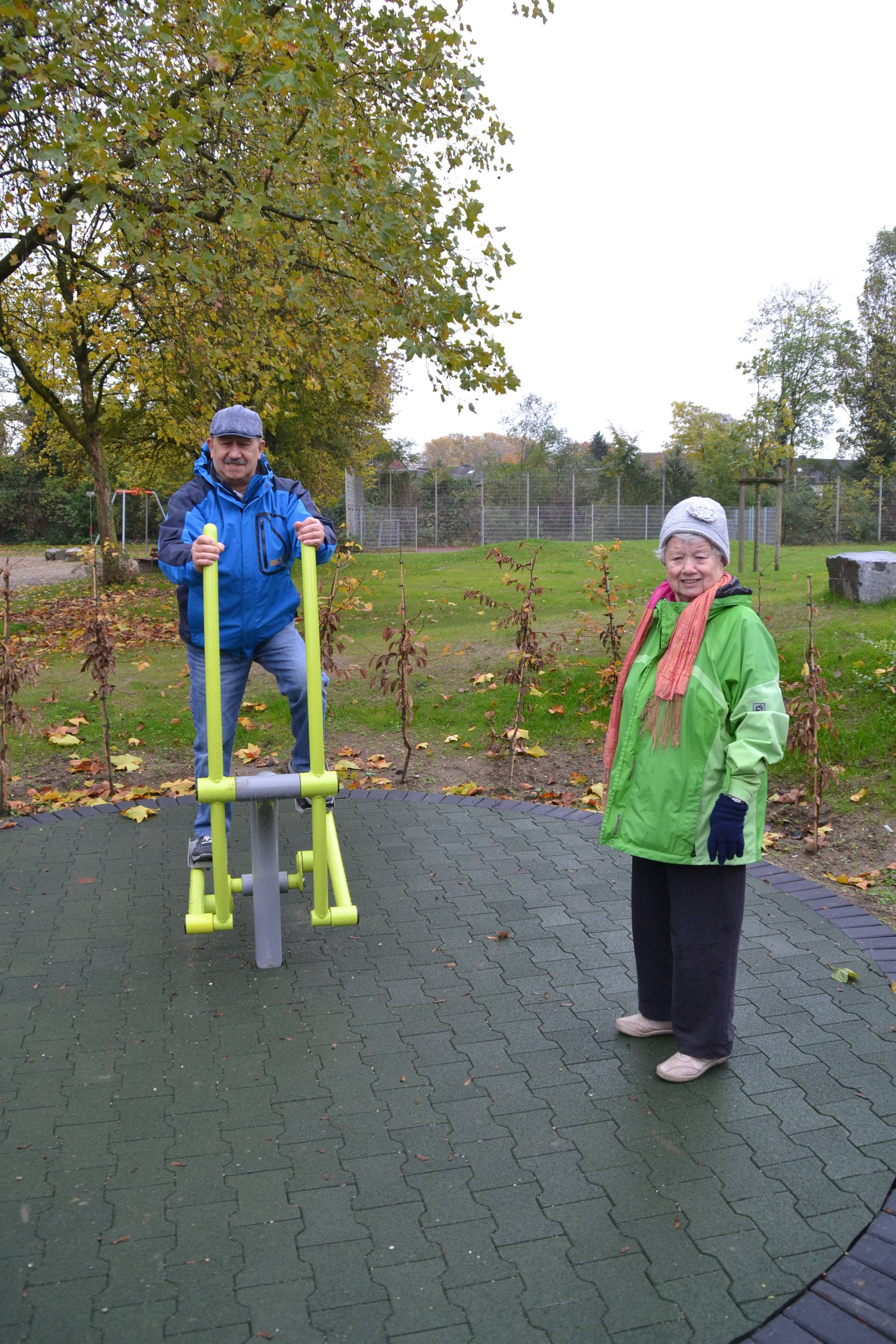  Anwohner Sebastian Solinas testete den „Cross-Trainer“. Für Ingeborg Seelbach, die mit ihrem Mann im benachbarten Seniorenzentrum „Haus am Sandberg“ wohnt, ist das Gerät leider ohne Hilfe nicht zu besteigen. 